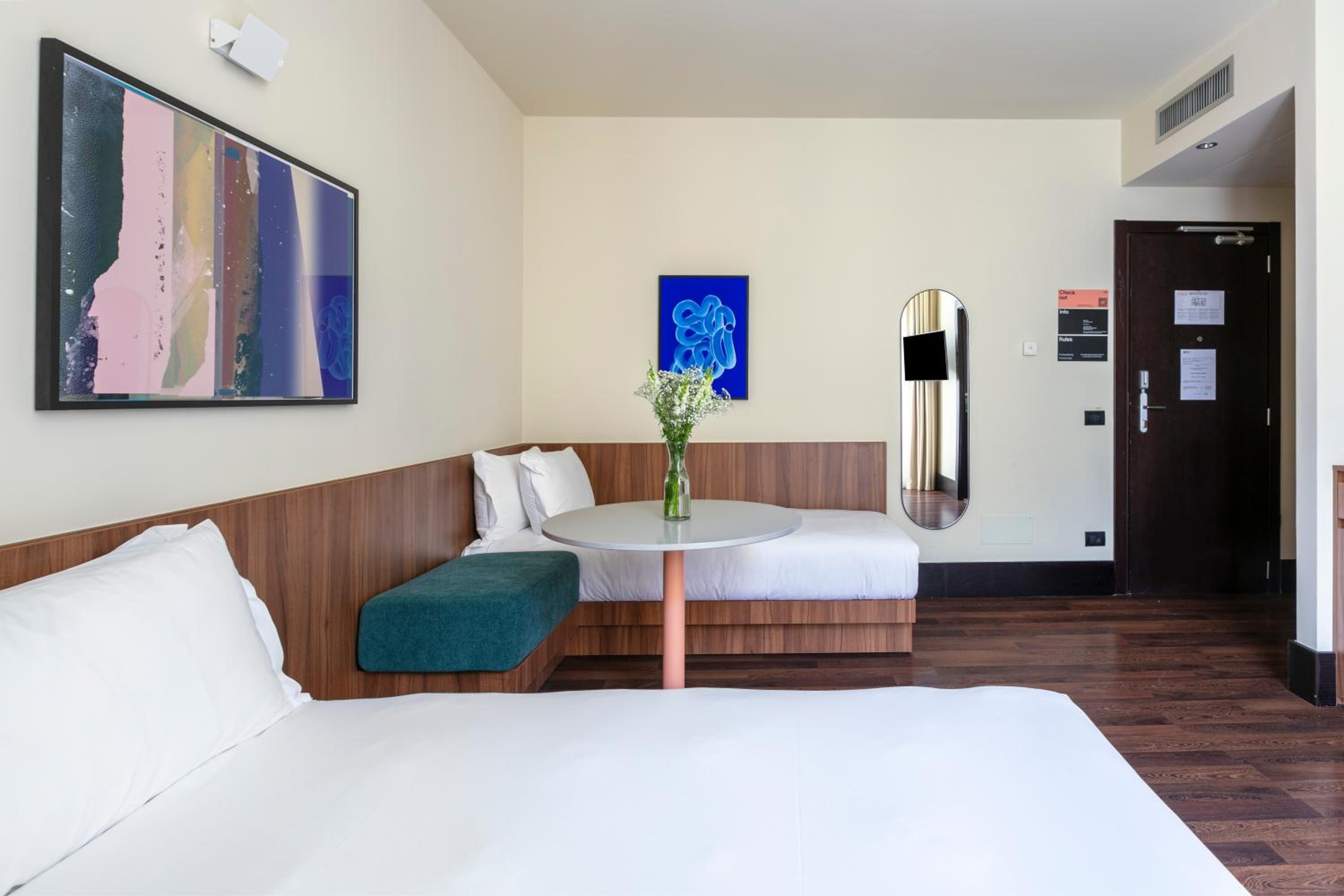 Large Room With Portable Ac And Extra Single Bed photo 1
