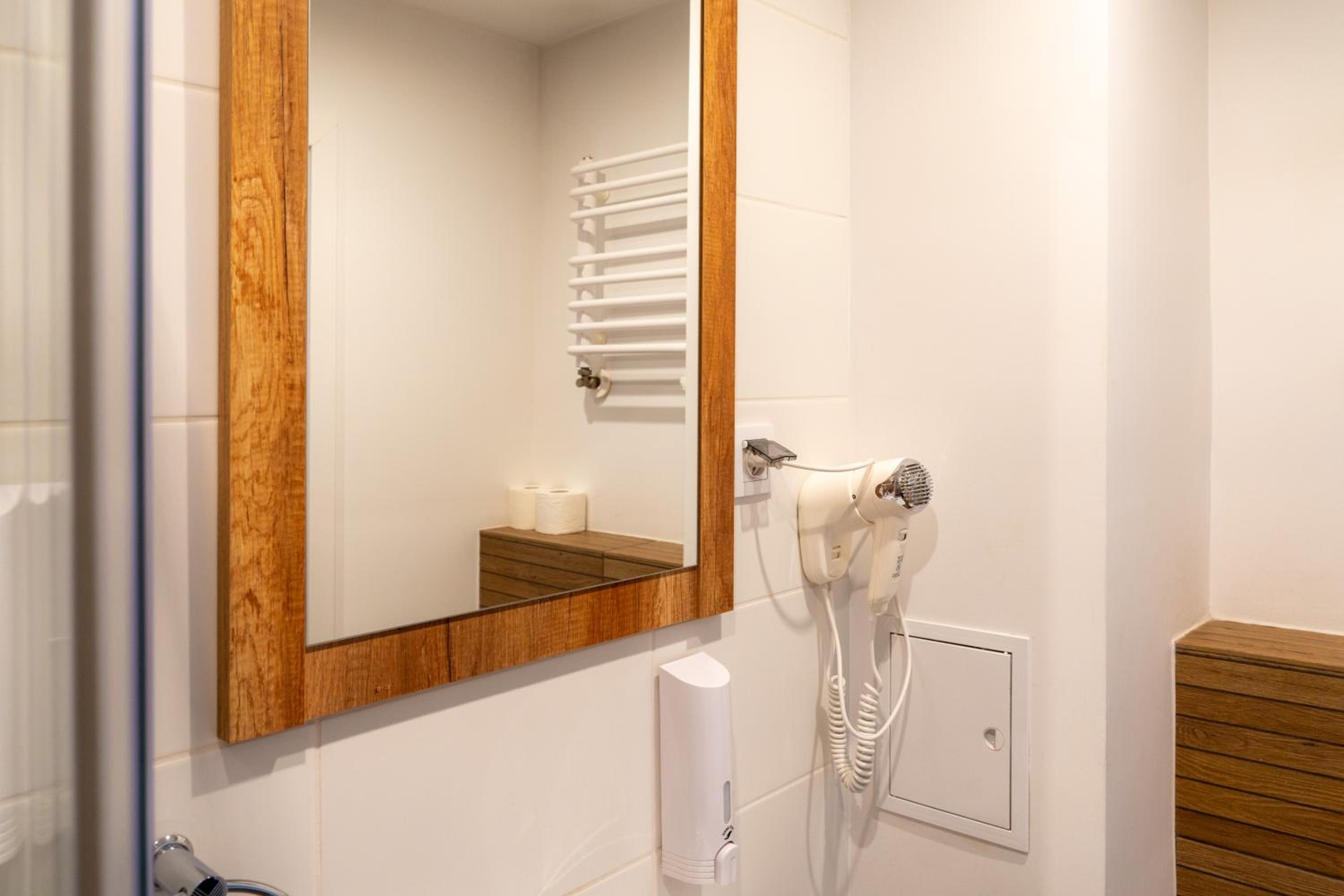 Double Room with Private Bathroom - Photo 4