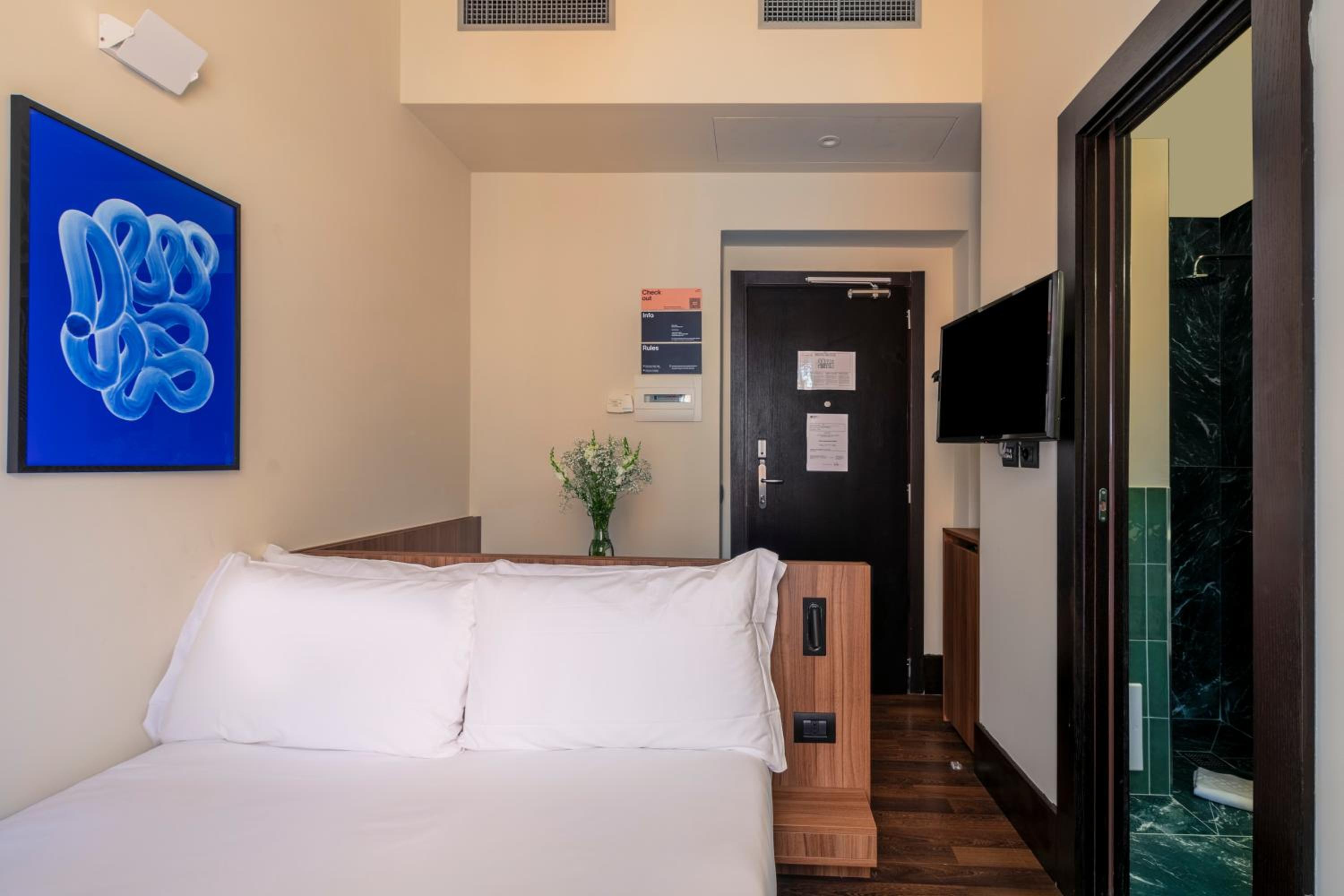 Small Room With Portable Ac - Single Bed photo 2