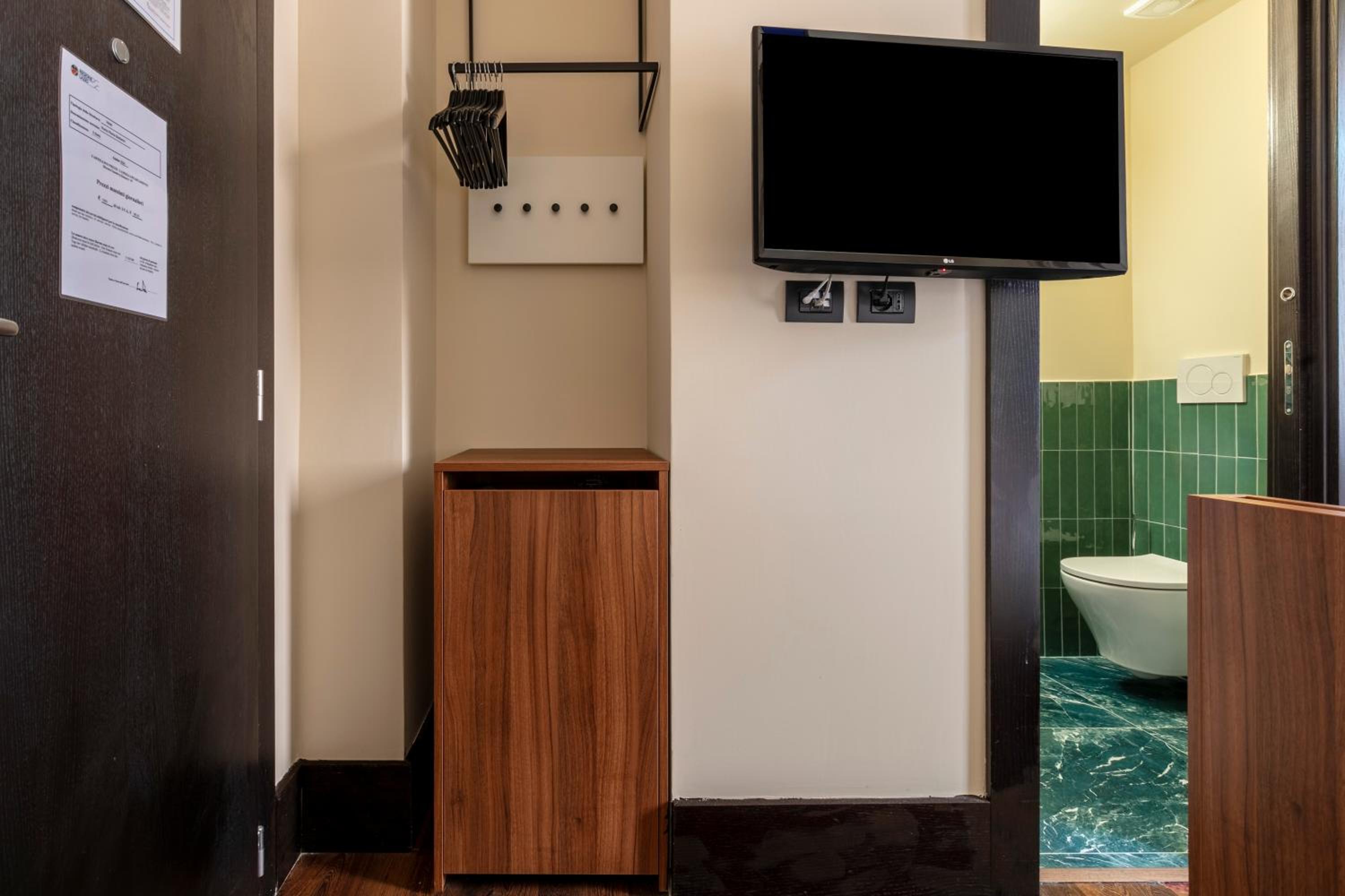 Small Room With Portable Ac - Single Bed photo 3