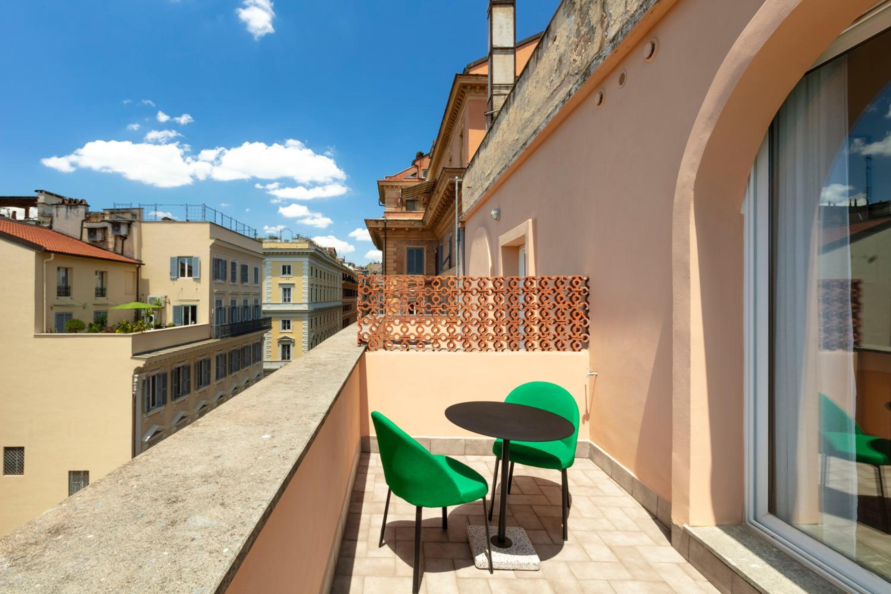 Medium Room with Terrace photo 2
