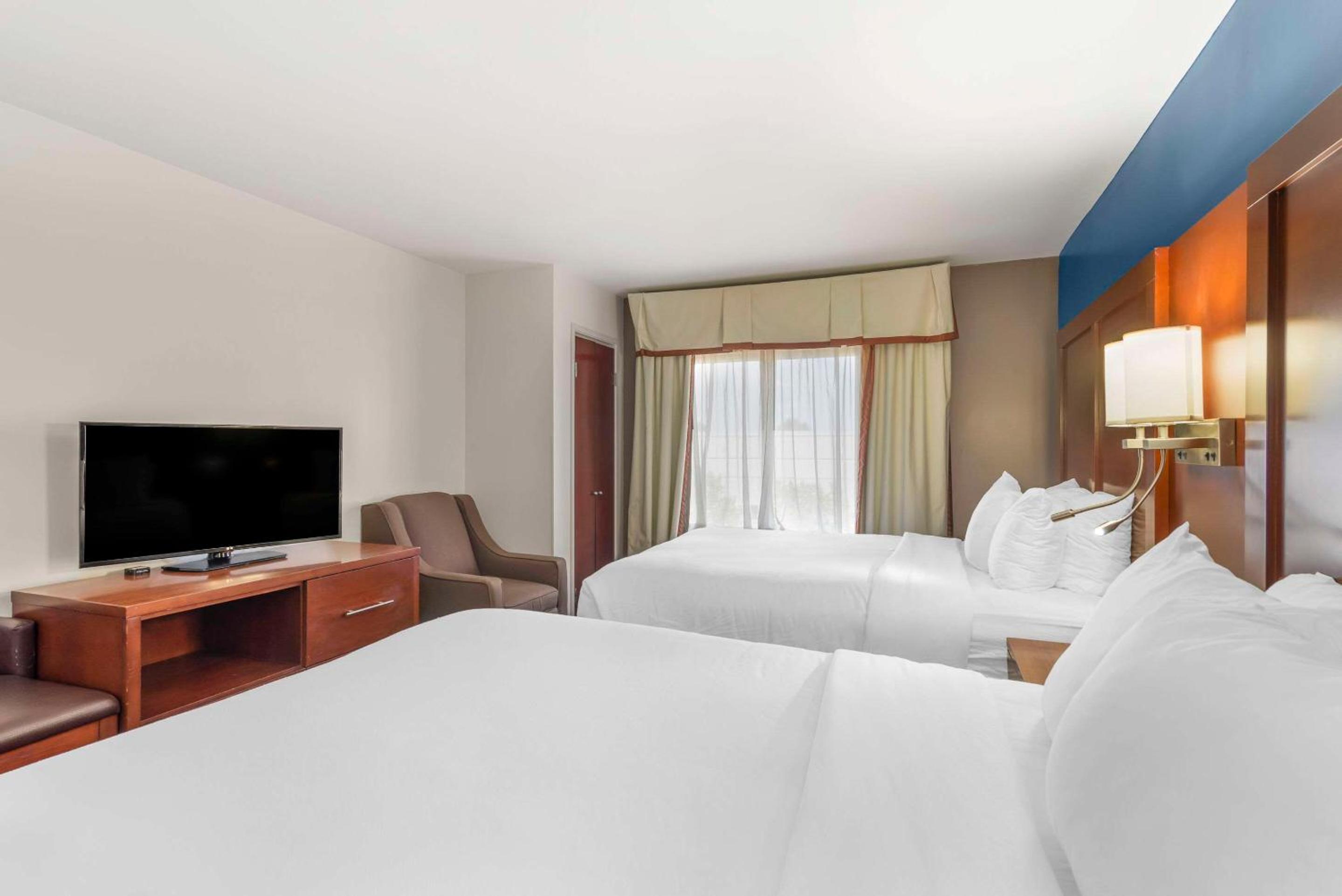 Queen Suite with Two Queen Beds - Non-Smoking - Photo 4