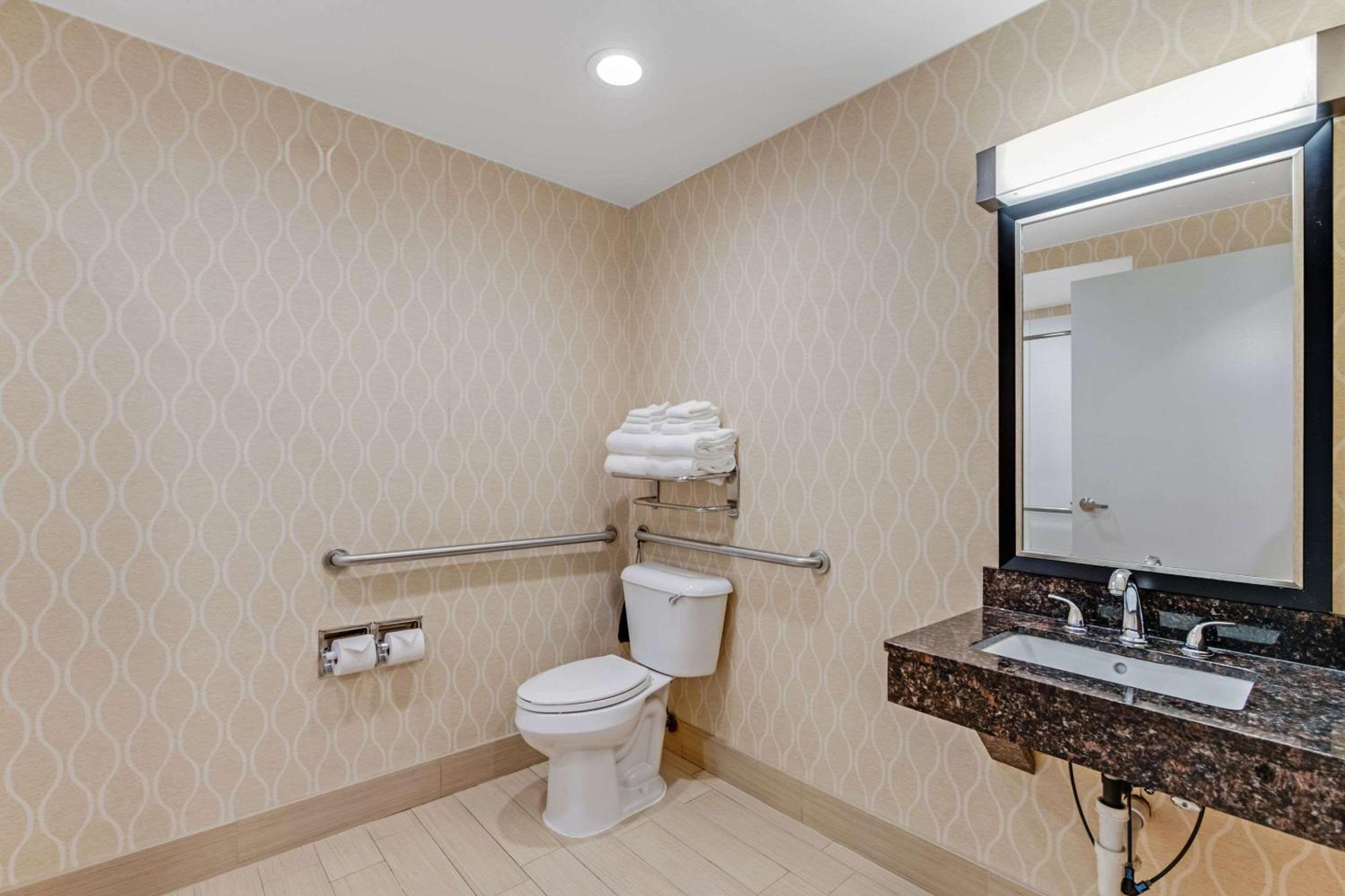 Double Suite with Two Double Beds - Non-Smoking - Photo 3