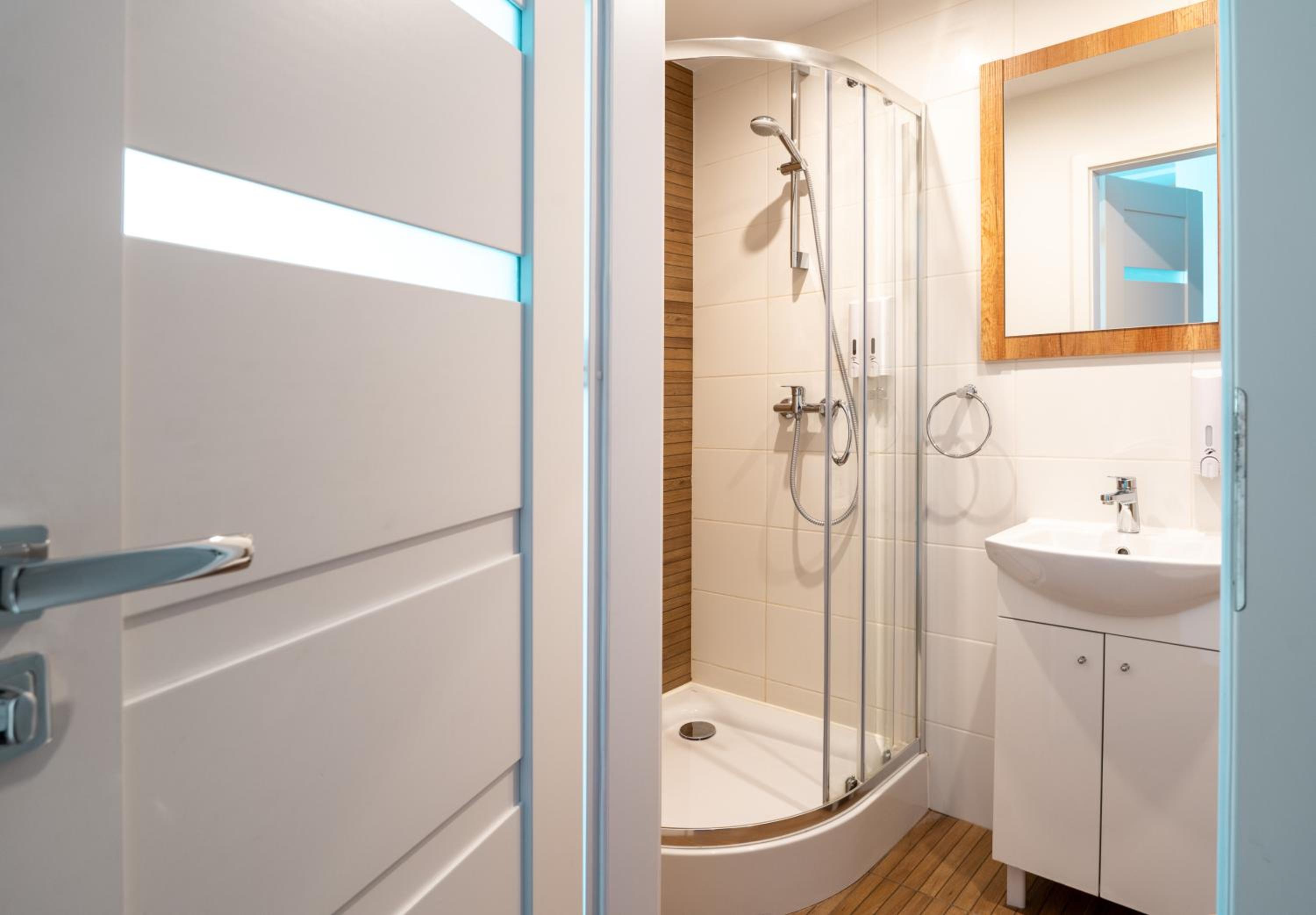 Double Room with Private Bathroom - Photo 2