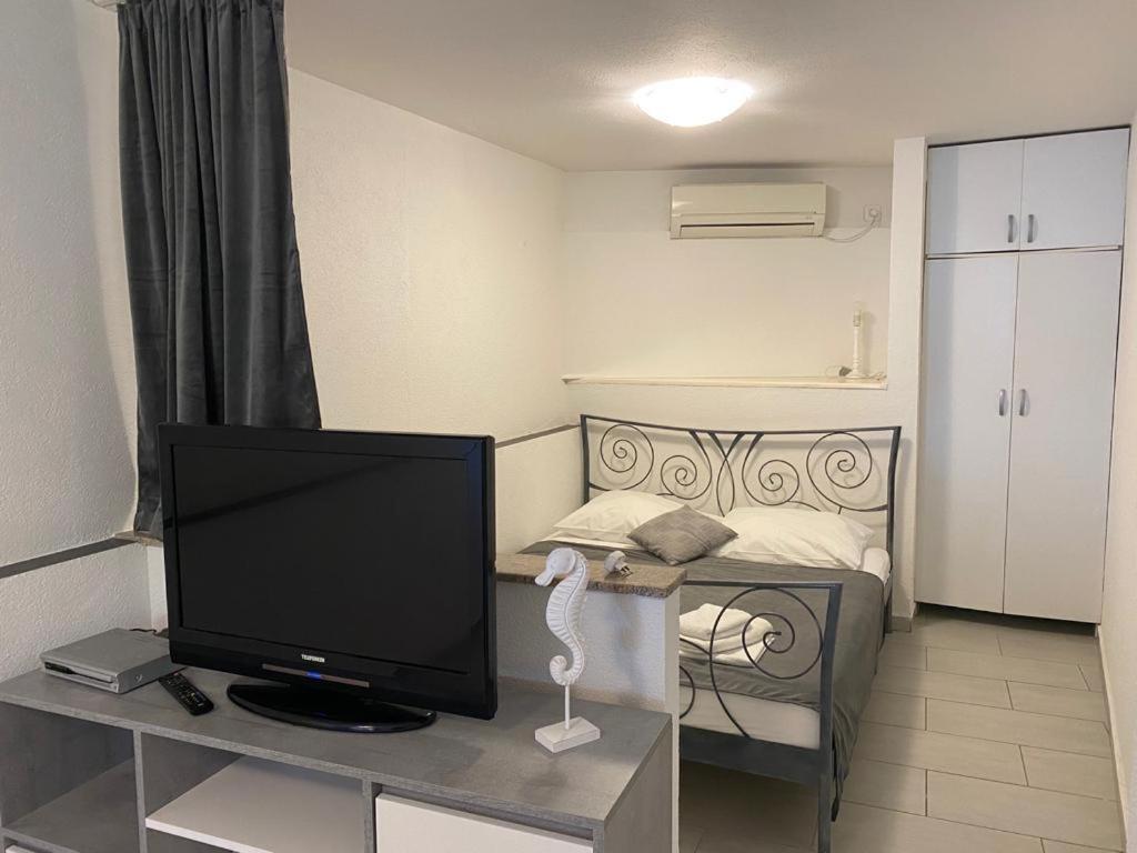 One-Bedroom Apartment photo 3