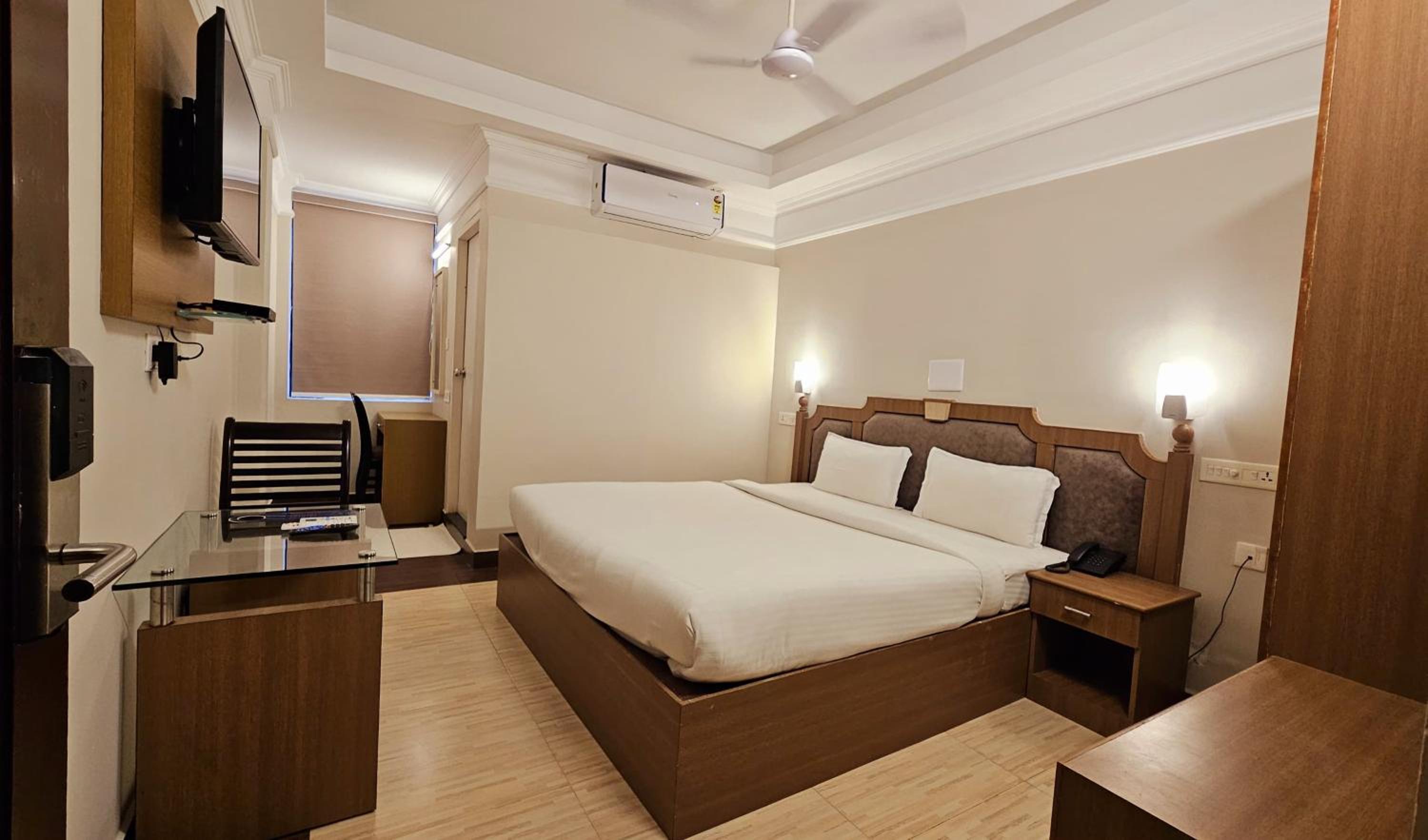 Standard Double Room with Fan - Photo 1