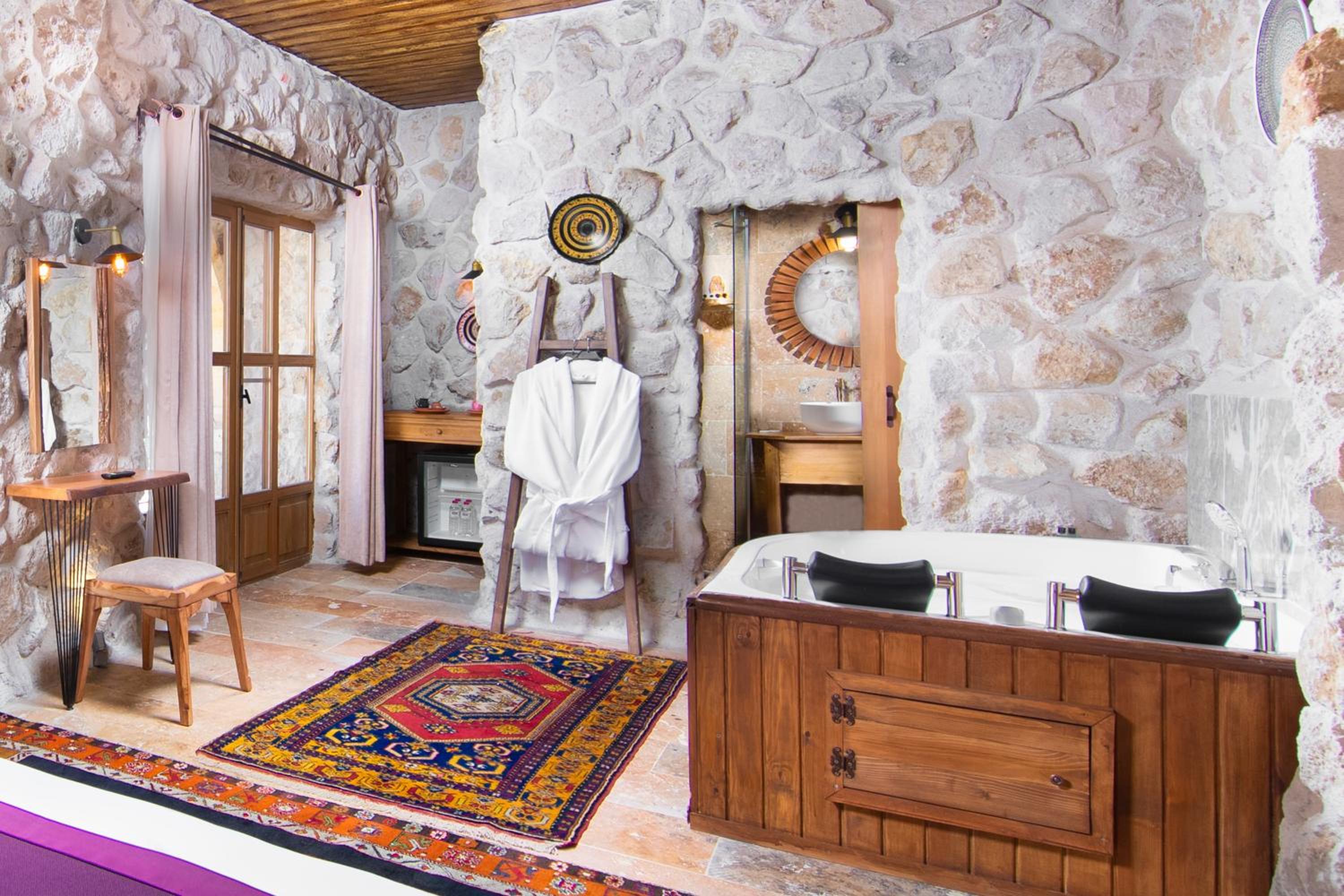 Queen Suite with Spa Bath photo 3