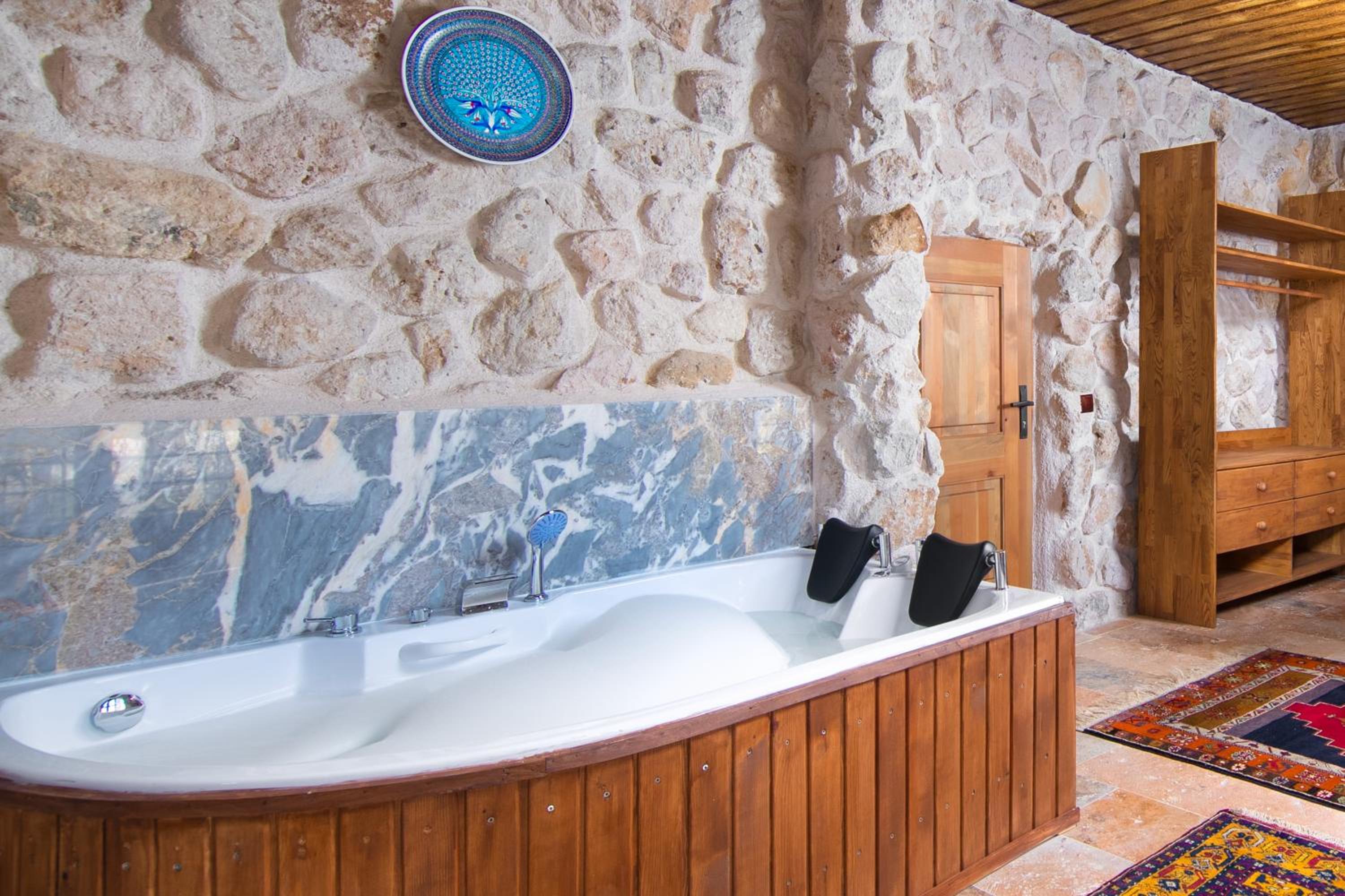Queen Suite with Spa Bath photo 2
