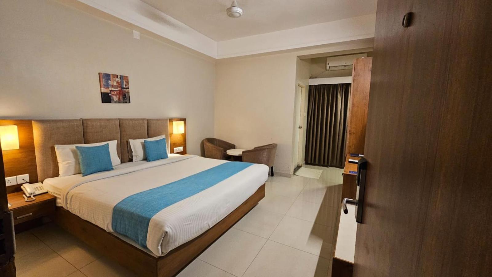 Deluxe King Room - Photo 1