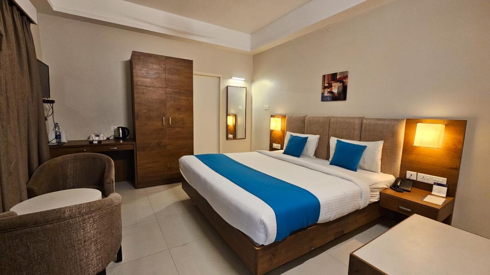 Deluxe King Room - Photo 2