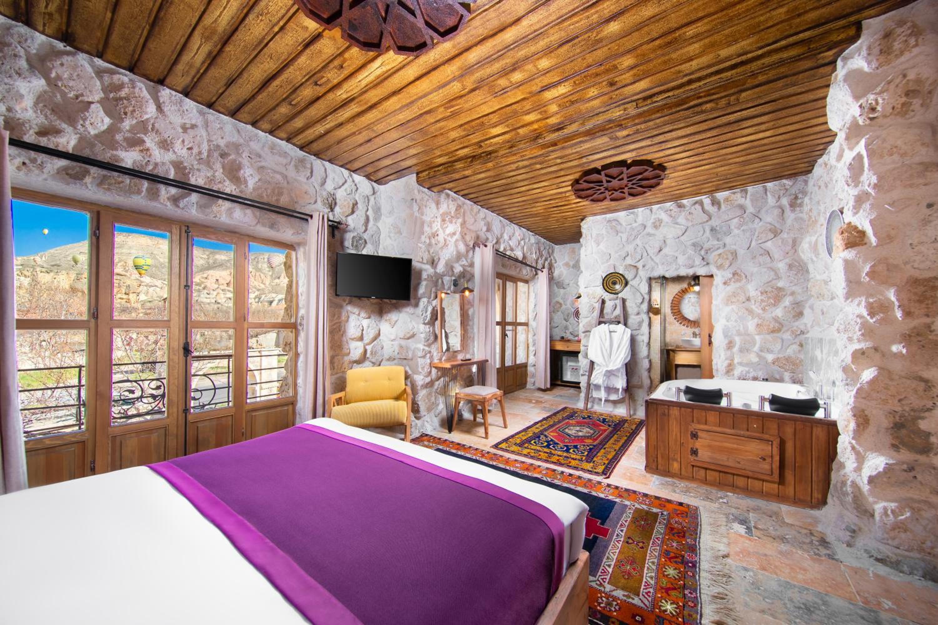 Queen Suite with Spa Bath