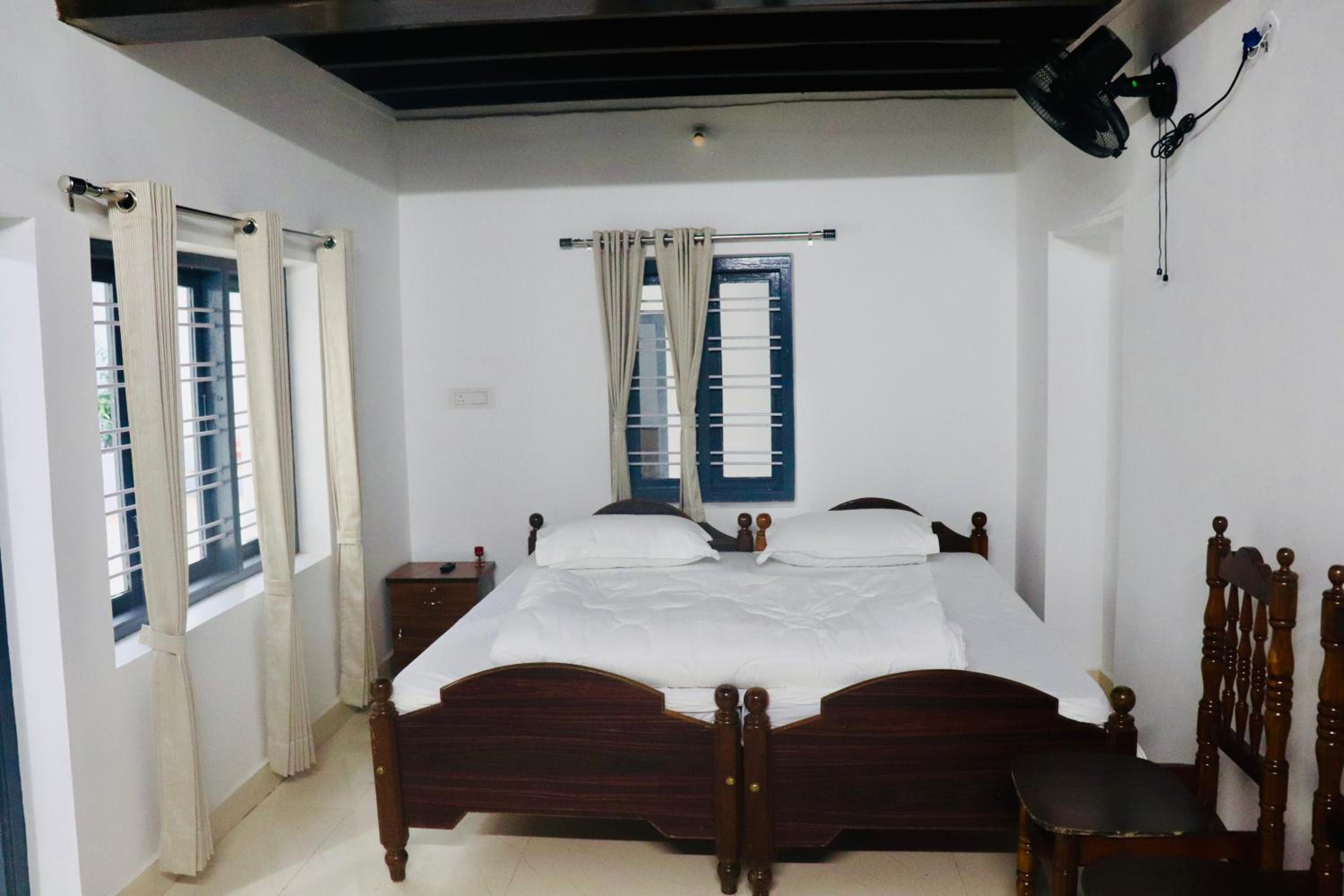Five-Bedroom House photo 1