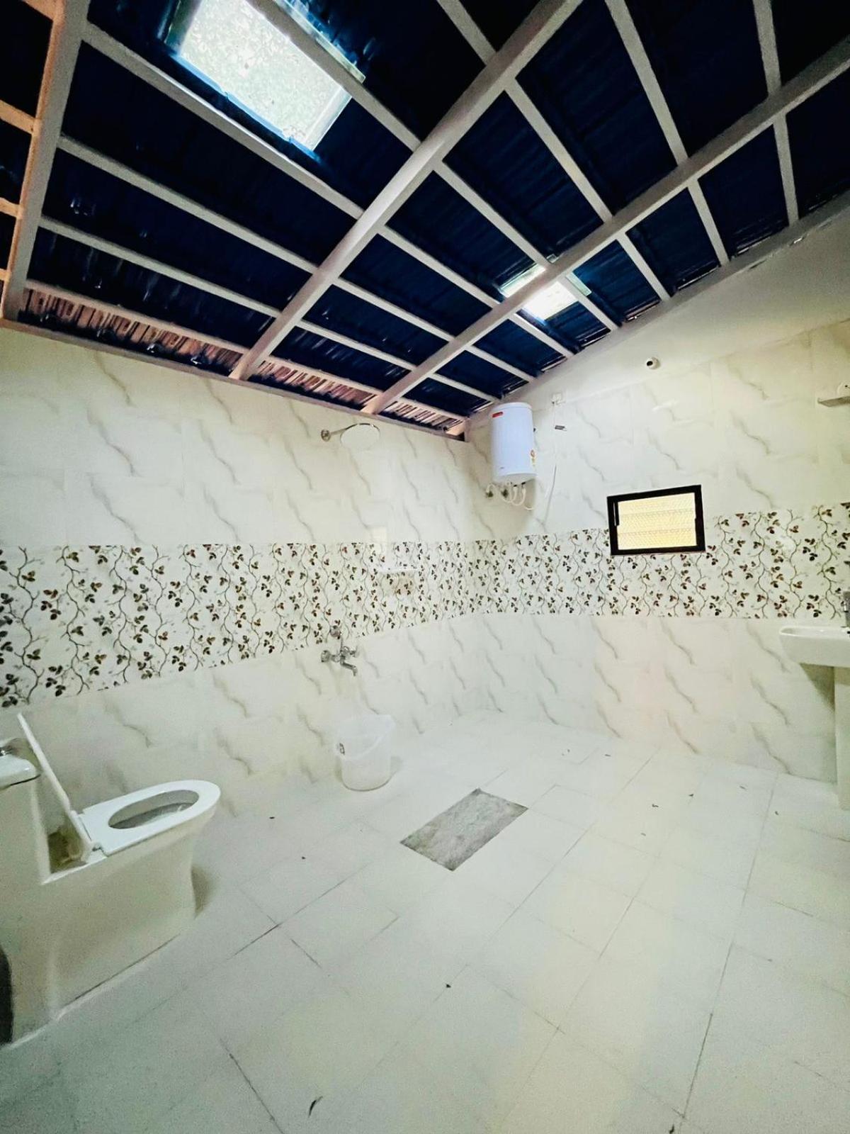 Five-Bedroom House photo 2