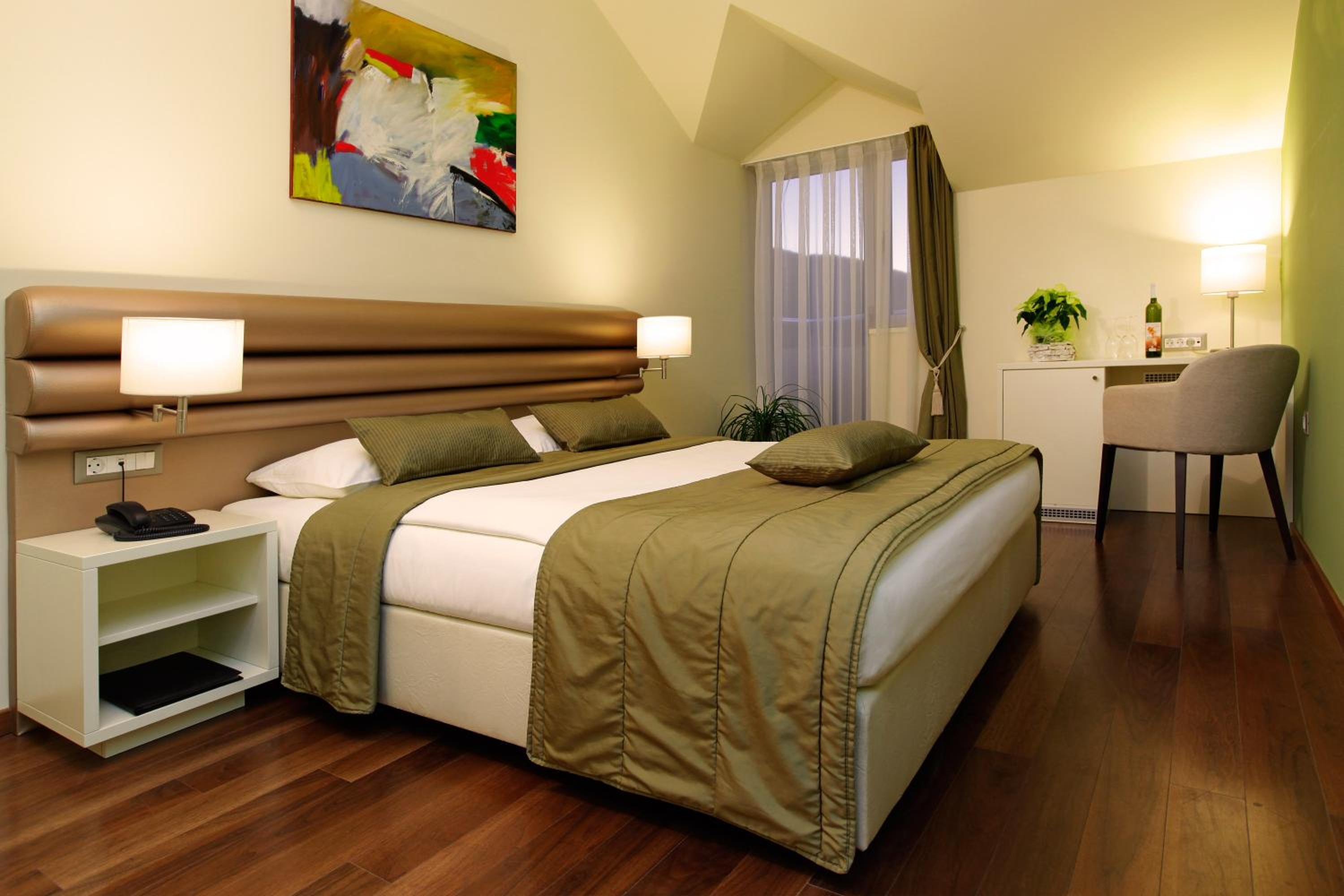 Standard Double Room - Photo 8