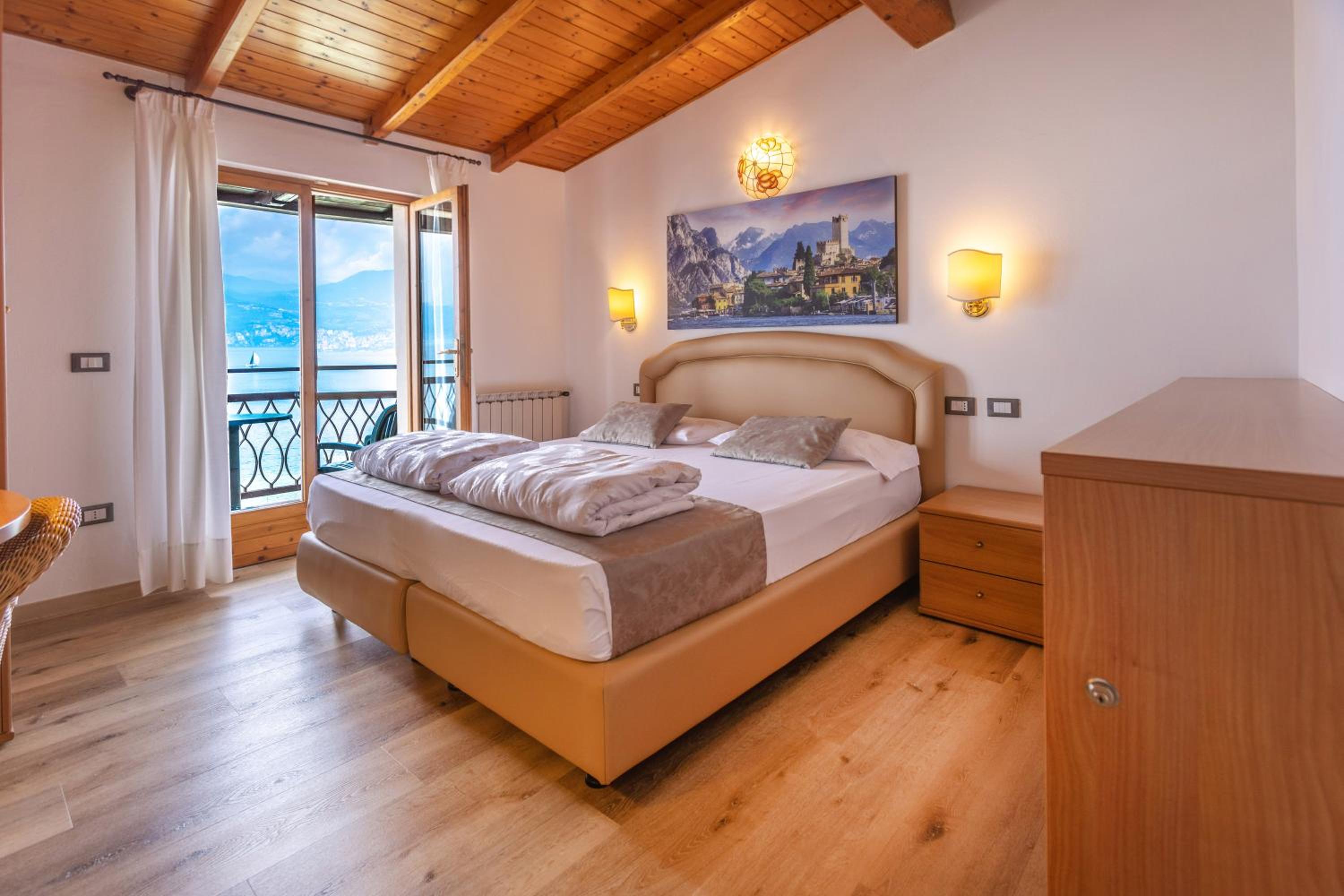 Double Room with Lake View - Attic photo 1