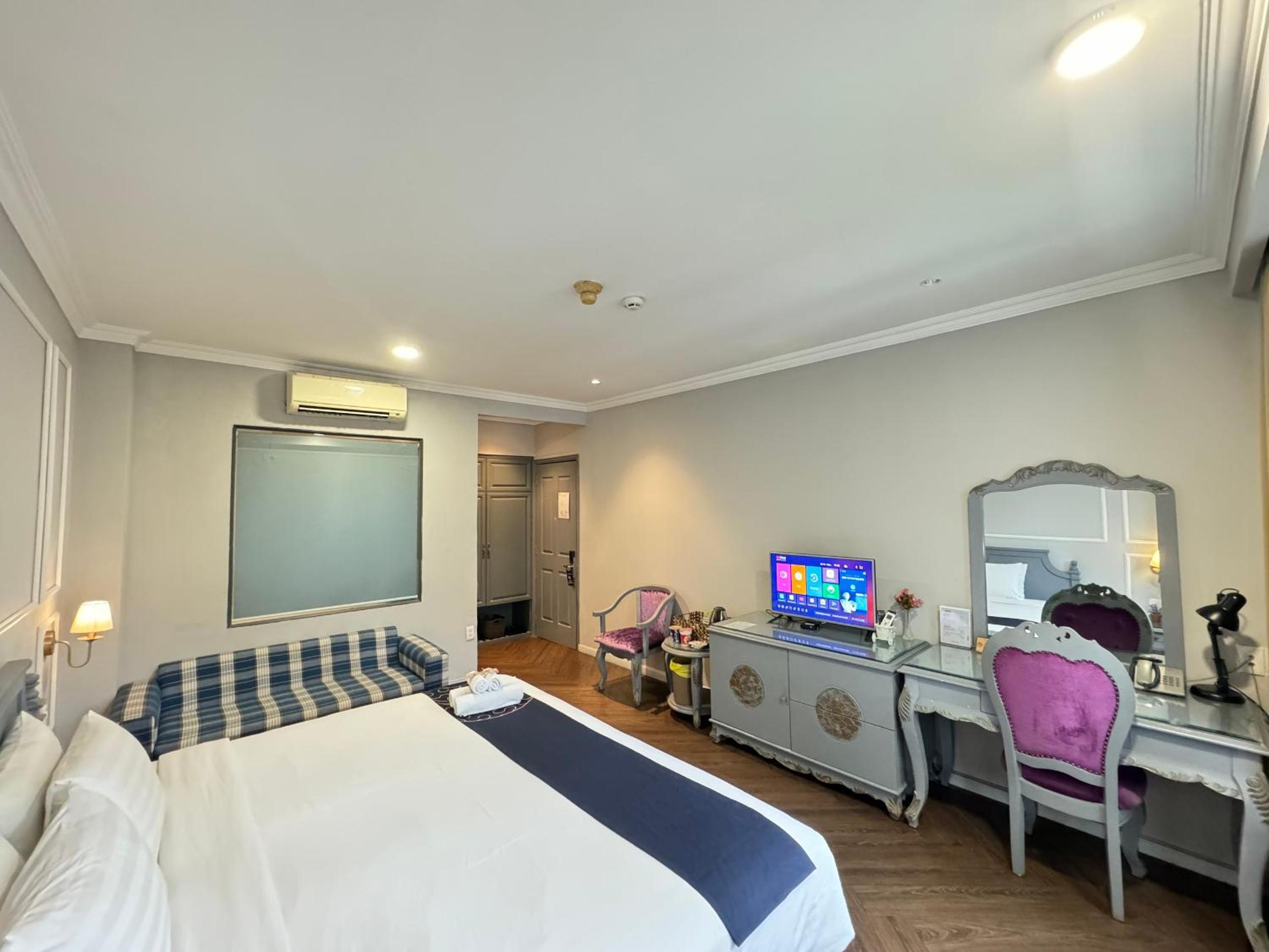 Deluxe King Room - Photo 6