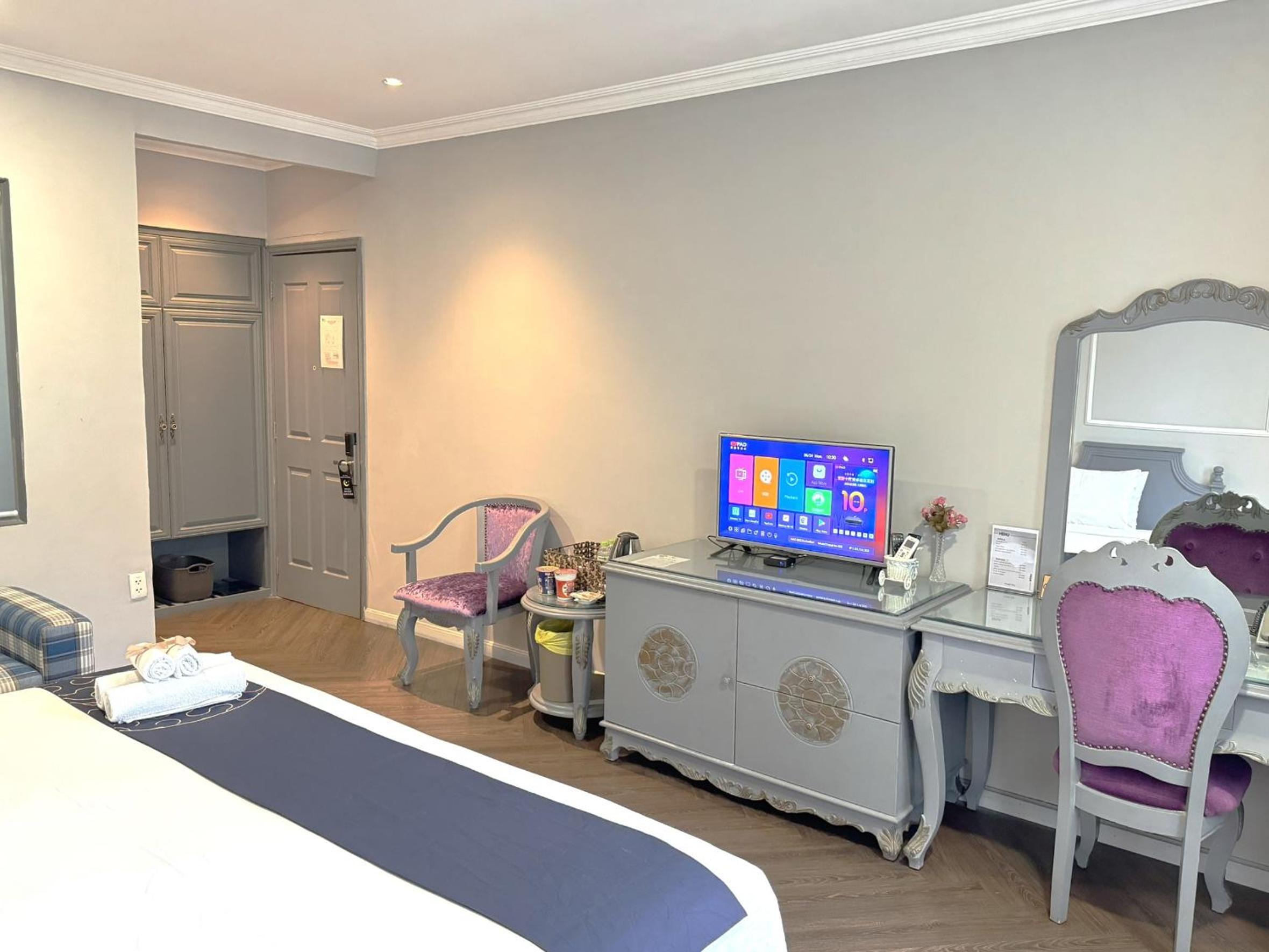 Deluxe King Room - Photo 7