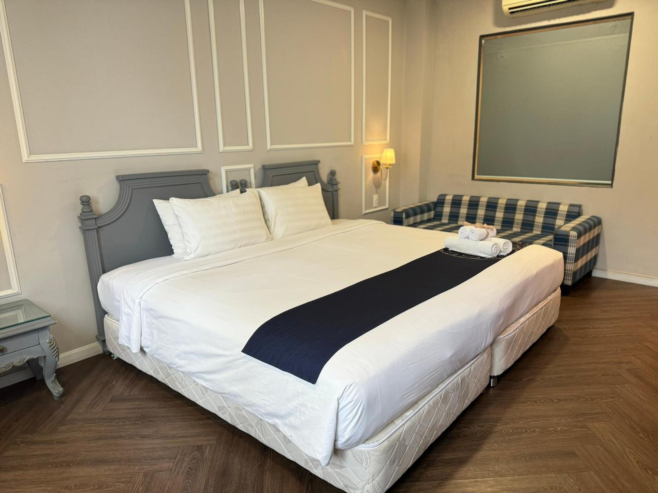 Deluxe King Room - Photo 2