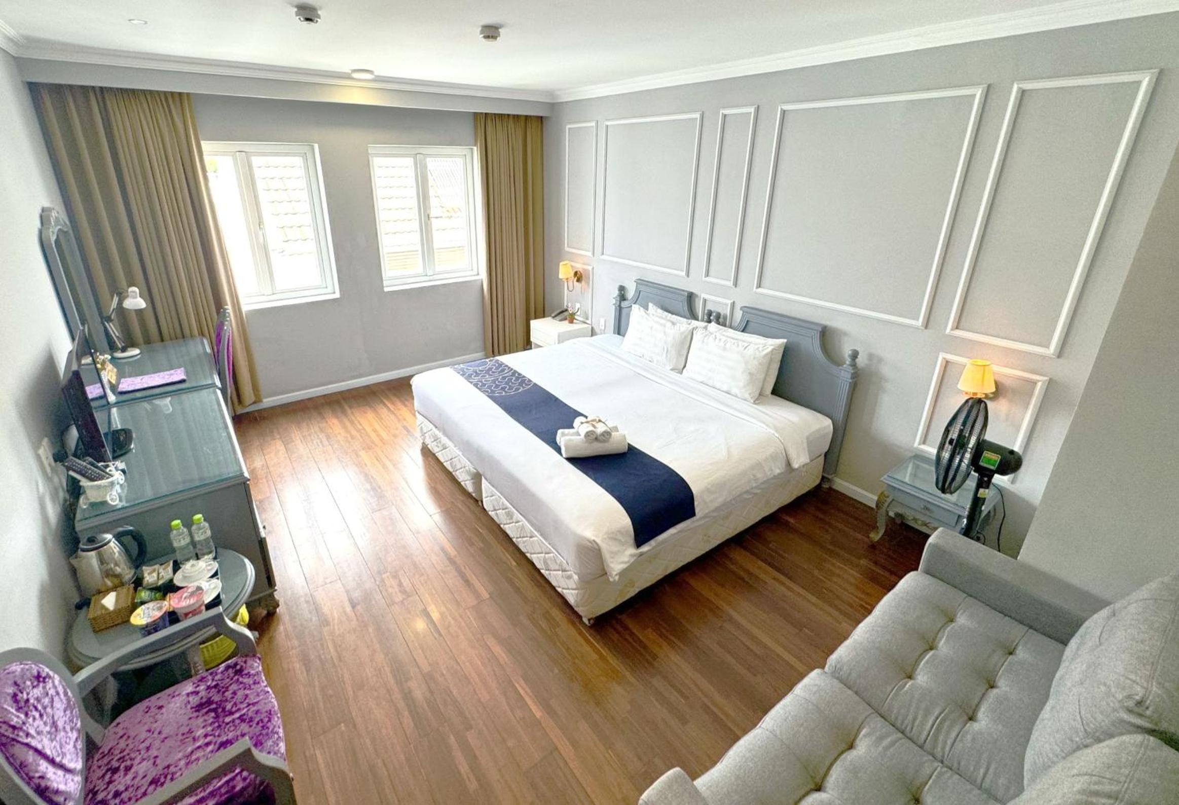 Deluxe King Room - Photo 5
