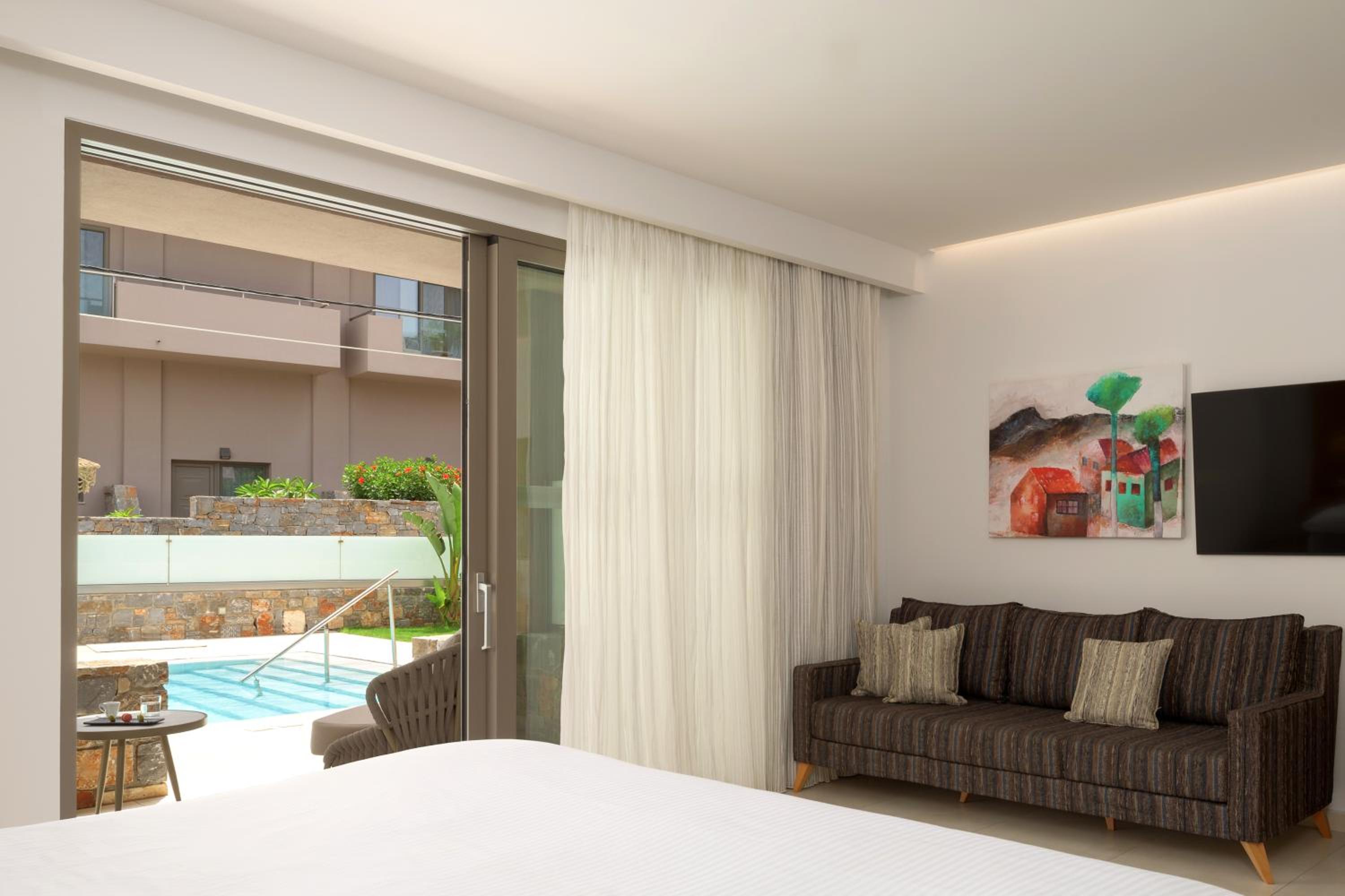 White Deluxe Swim-Up Suite