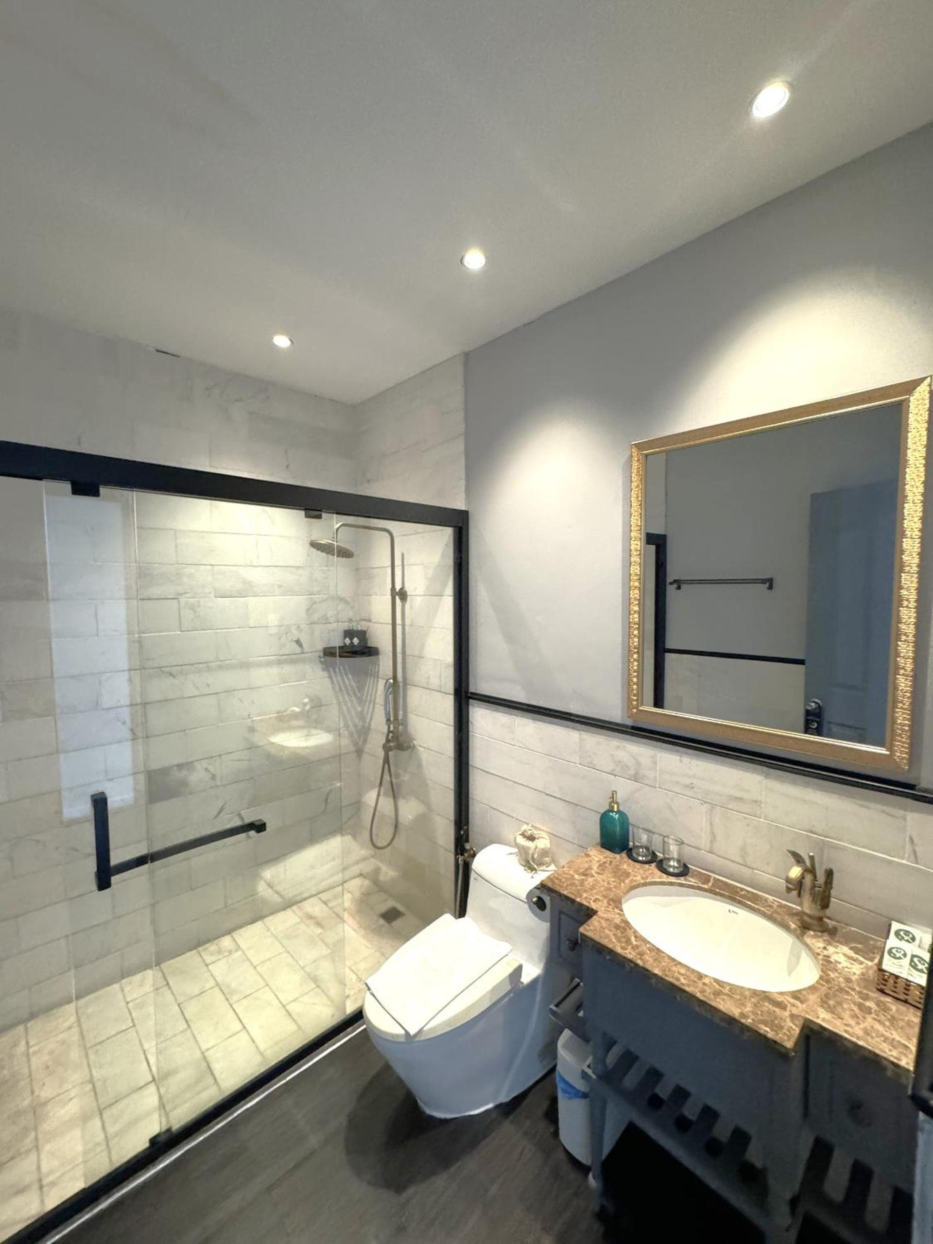 Deluxe King Room - Photo 10