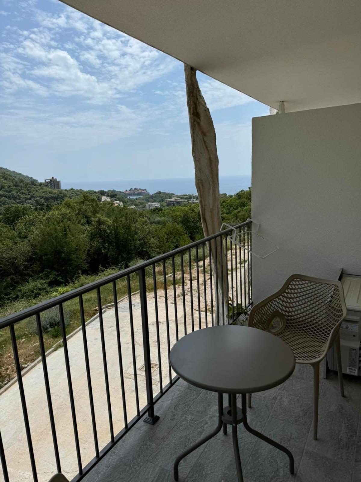 Two-Bedroom Apartment with Balcony and Sea View photo 3