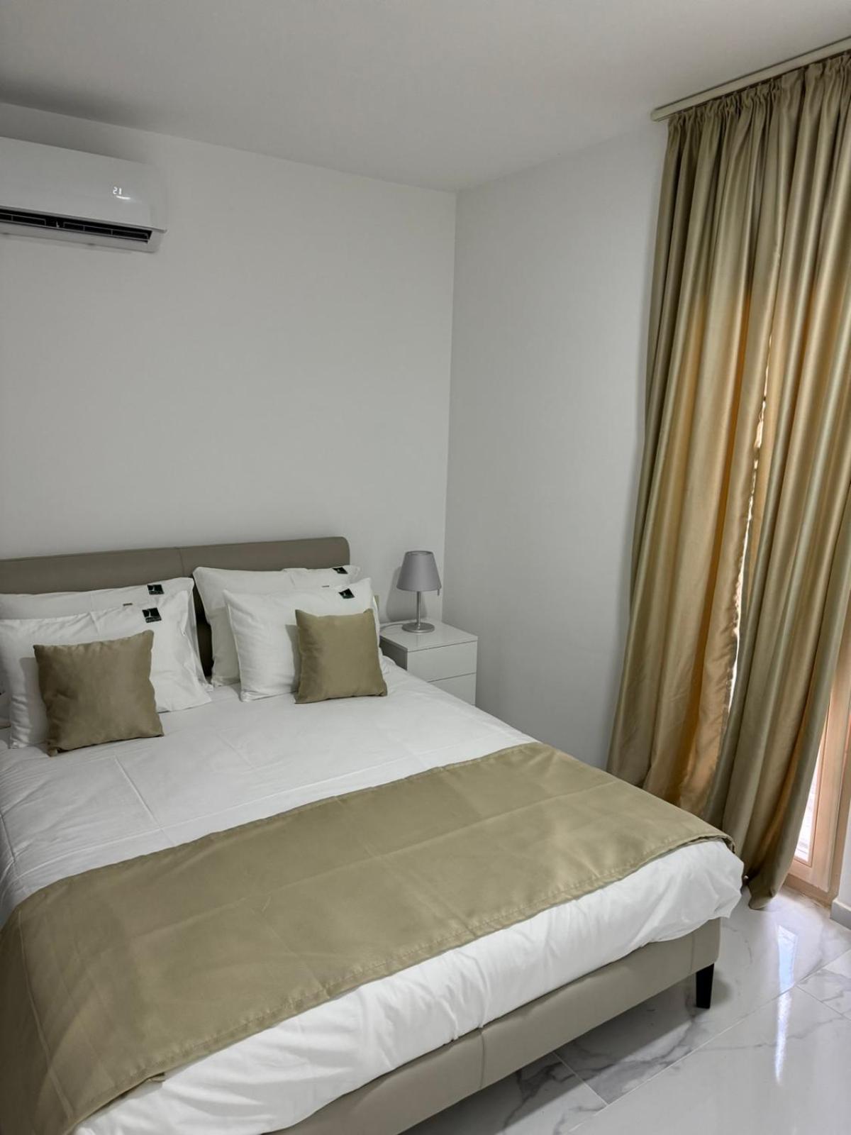 Two-Bedroom Apartment with Balcony and Sea View photo 2