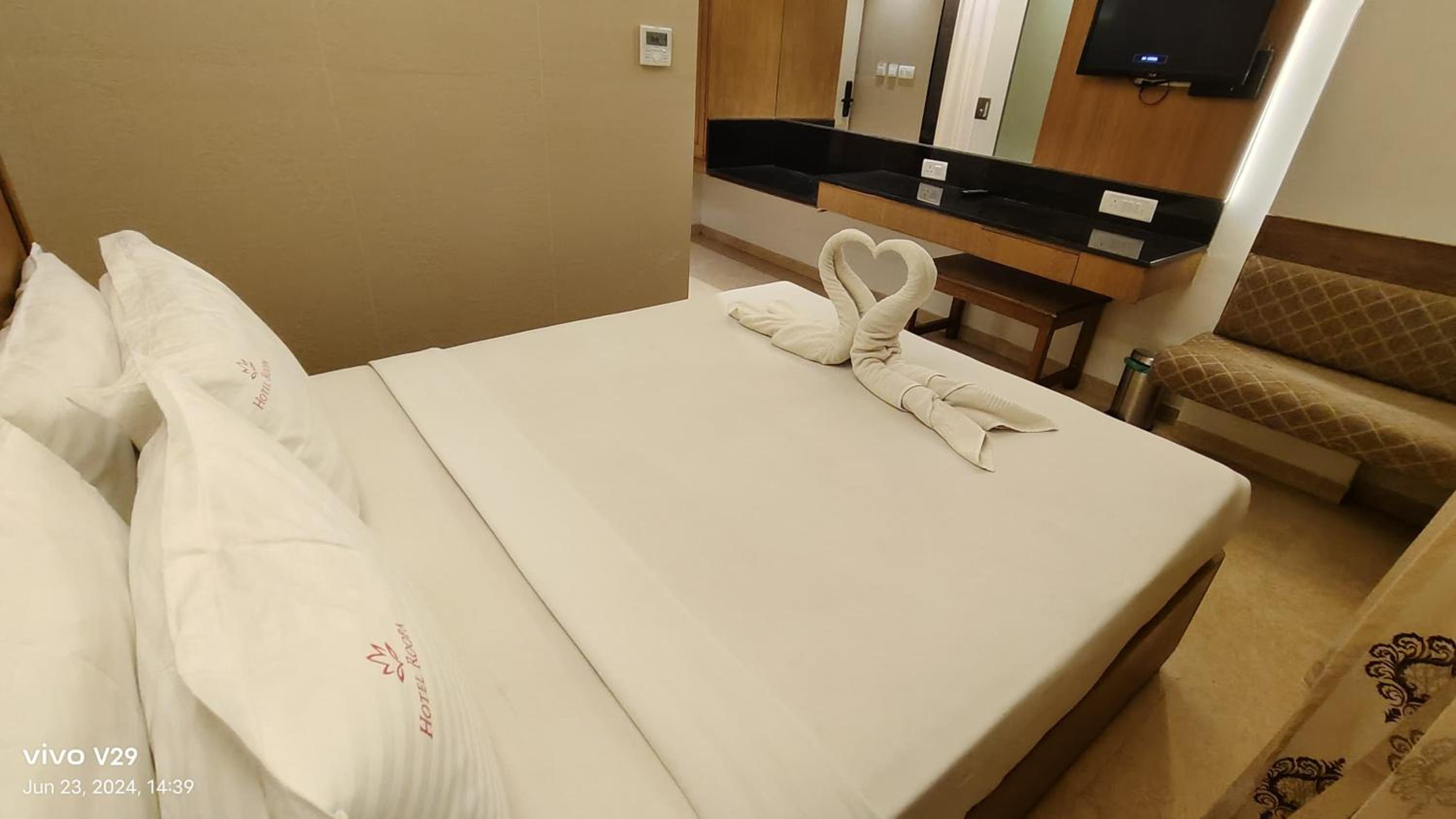 Standard Double Room with Air Conditioning with 15% Discount on F&B and 10% Discount on Spa, Complimentary Early Check in or Late Check Out by 2 Hrs - Photo 4