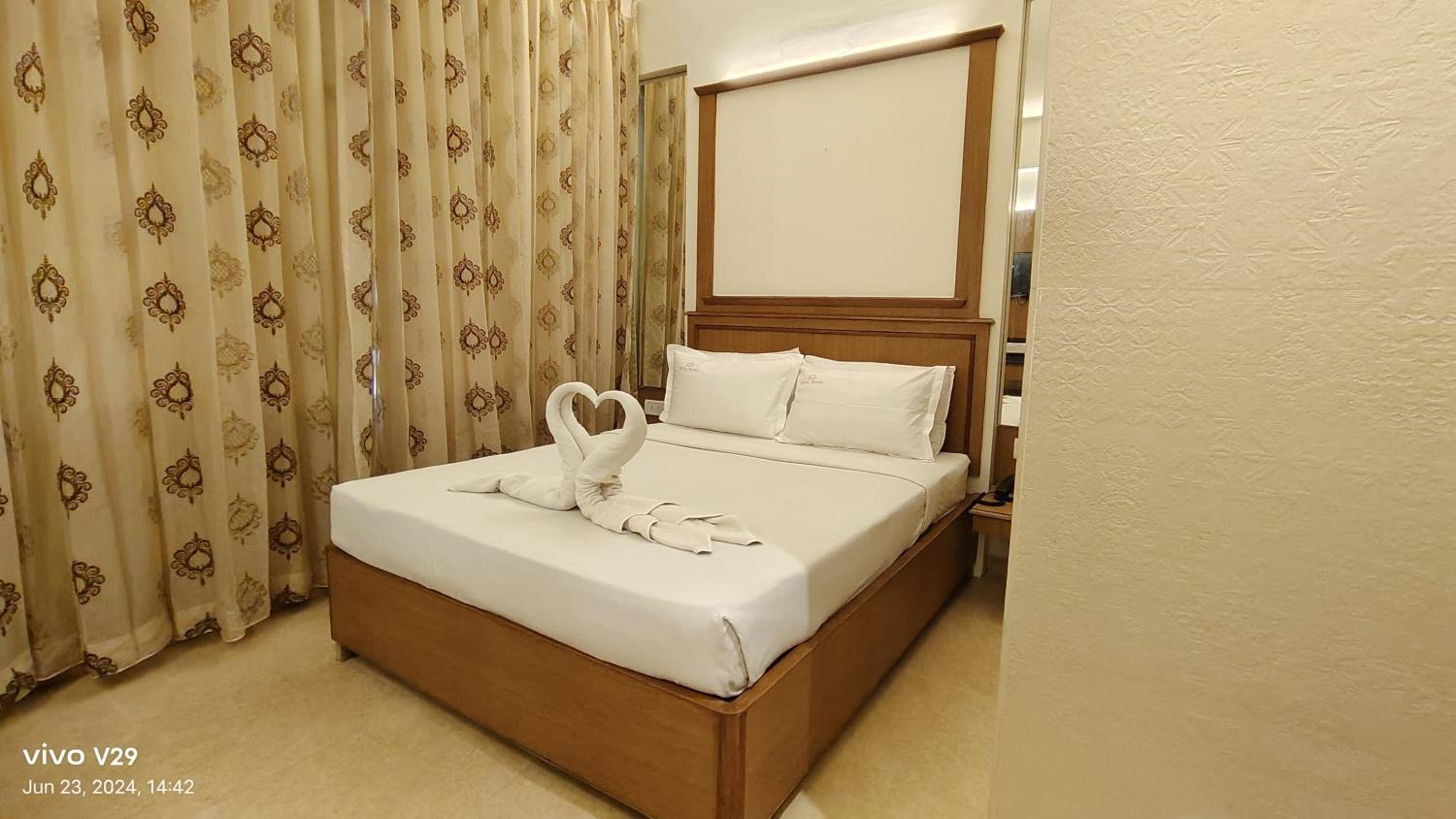 Standard Double Room with Air Conditioning with 15% Discount on F&B and 10% Discount on Spa, Complimentary Early Check in or Late Check Out by 2 Hrs - Photo 2