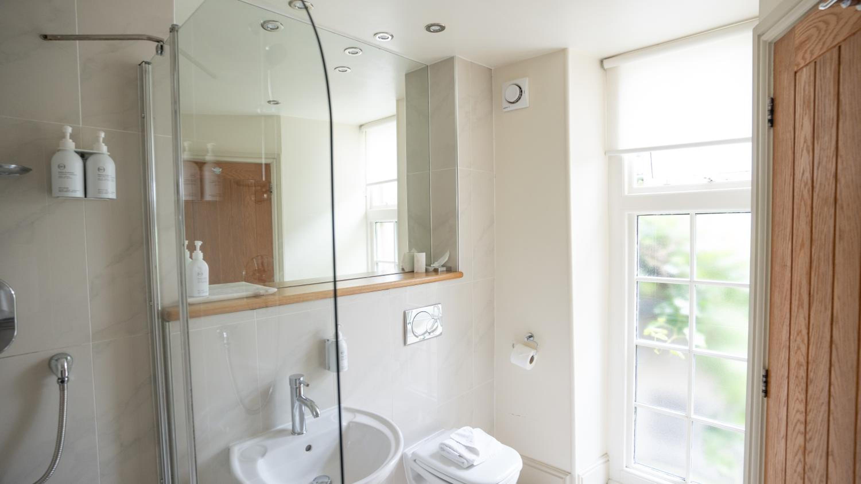 Superior King Room - Photo 12