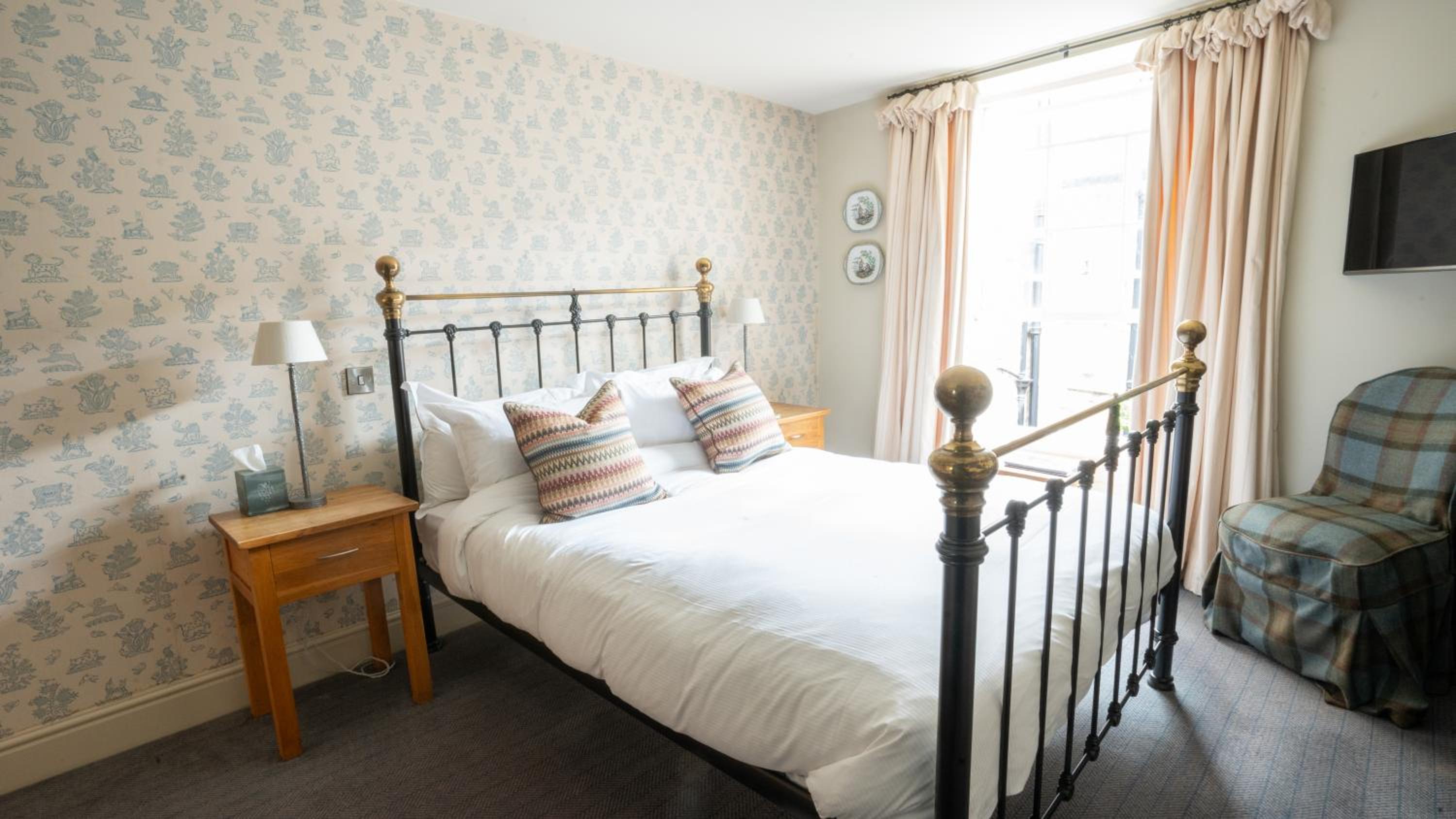 Superior King Room - Photo 9