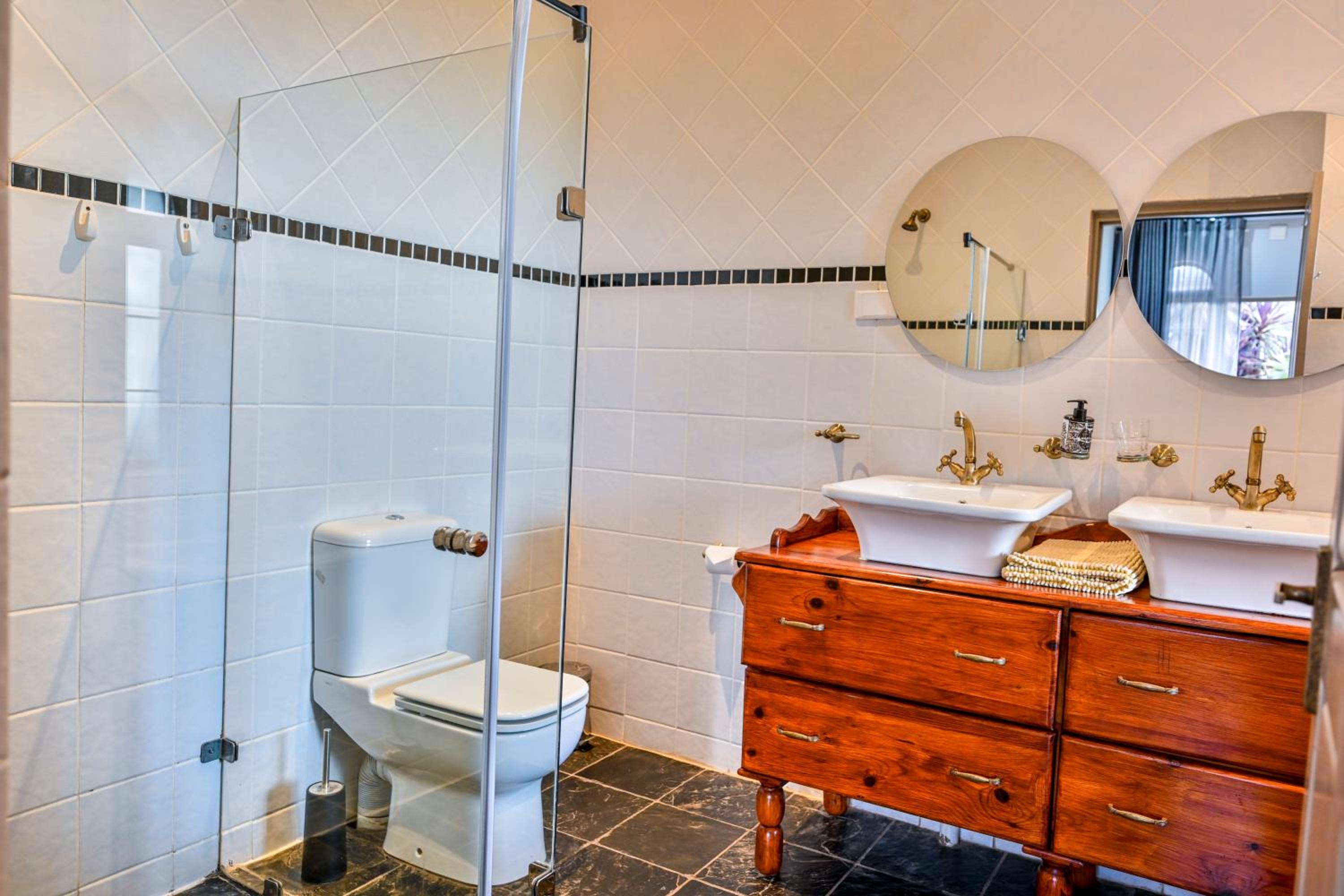 Suite with Balcony - Photo 3
