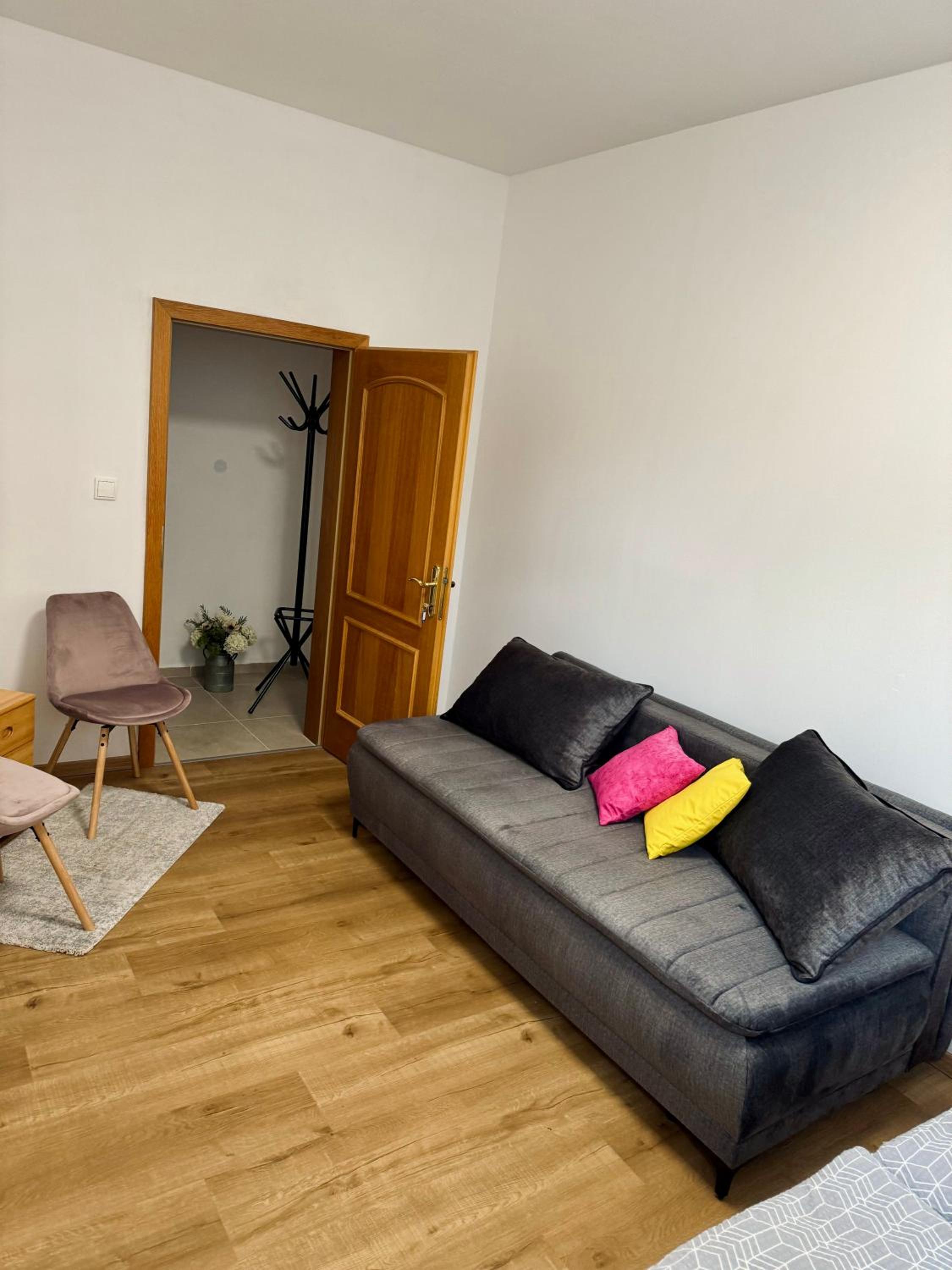 Two-Bedroom Apartment with Garden View - Photo 8