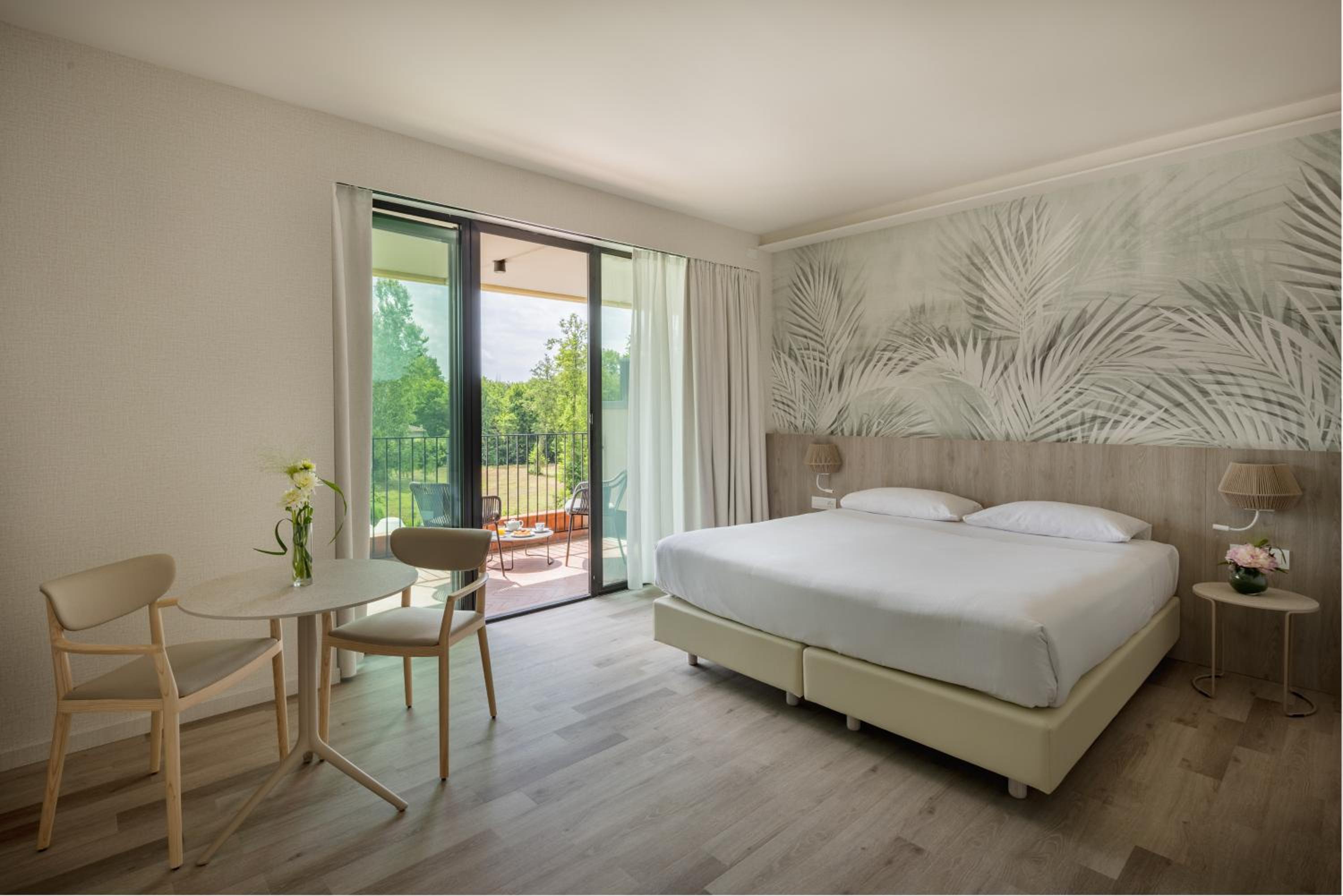 Deluxe Double Room - Photo 9