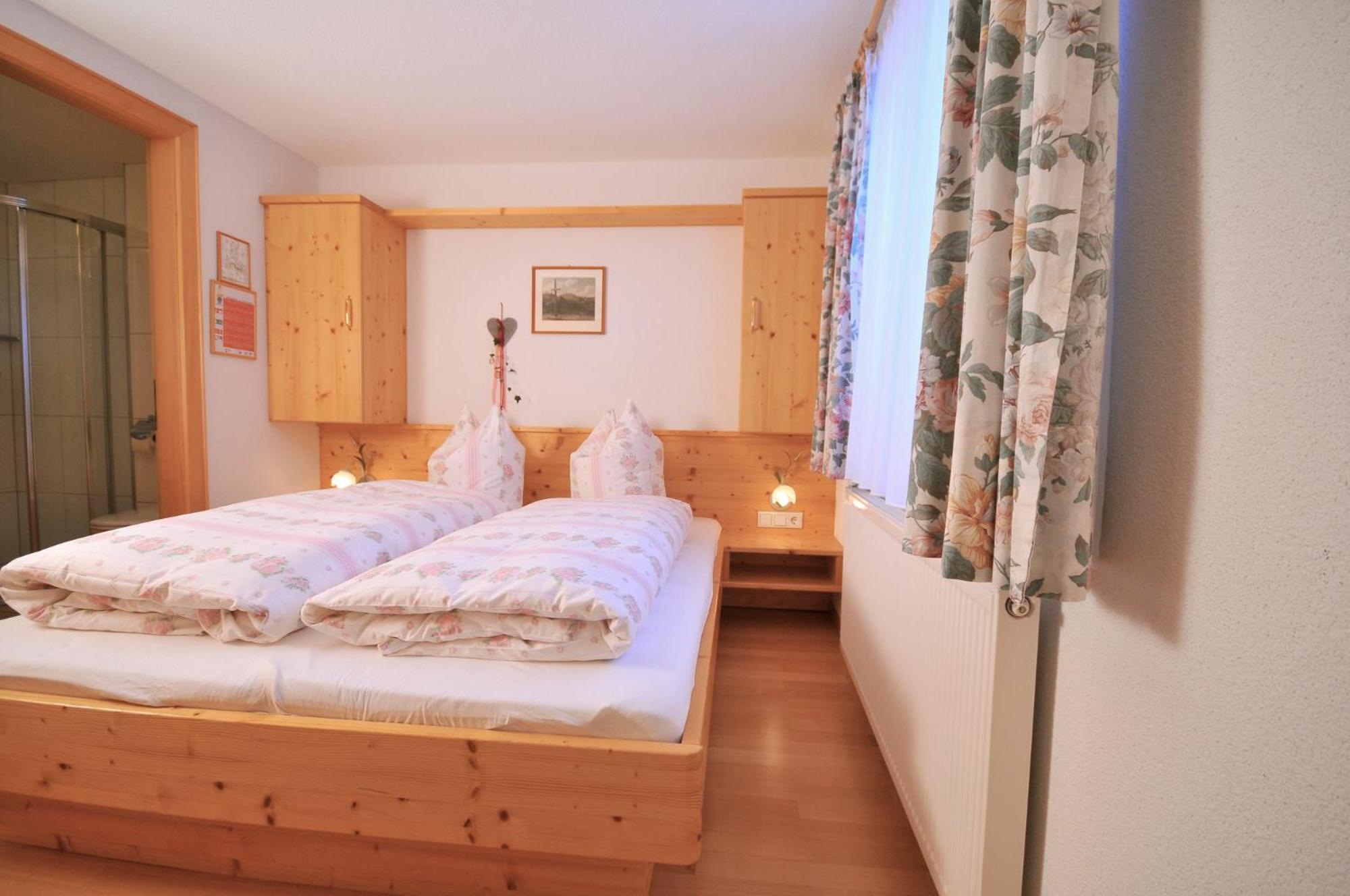 Two-Bedroom Apartment with Mountain View photo 3