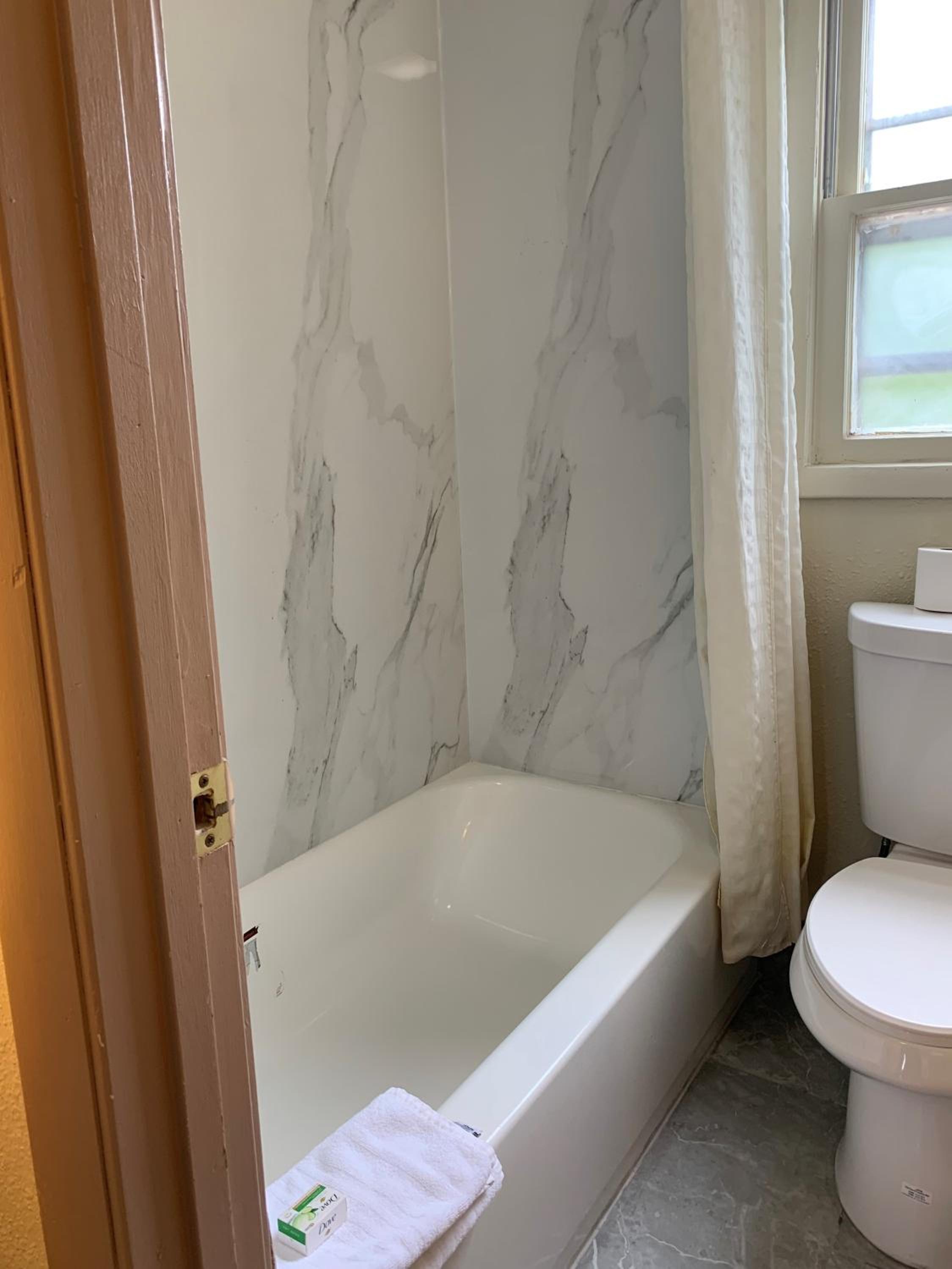King Room - Pet Friendly/Non-Smoking - Photo 3