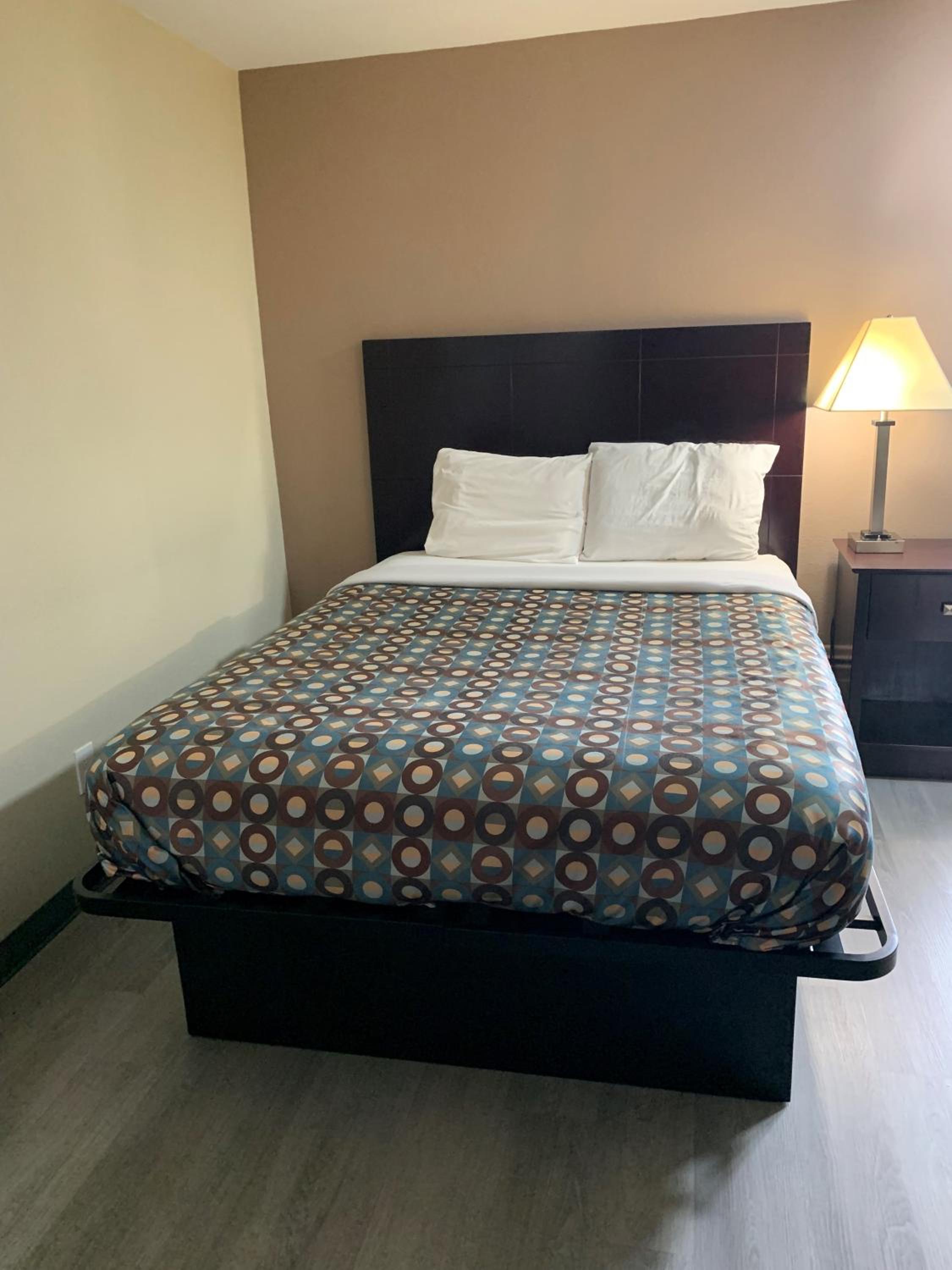 Queen Room with Bathtub w/Grab Bars - Mobility Accessible/Non-Smoking - Photo 4