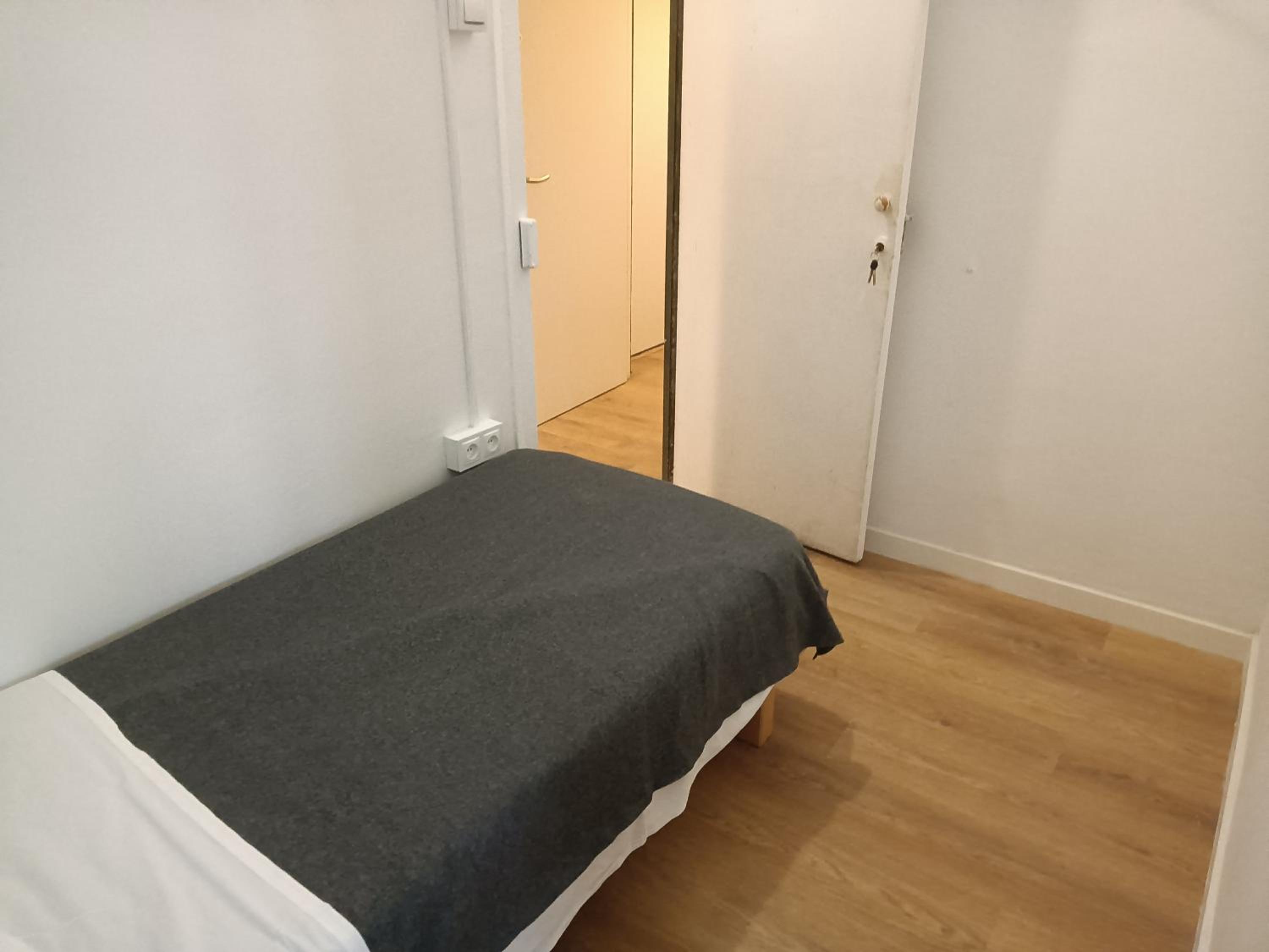 Small Single Room photo 2