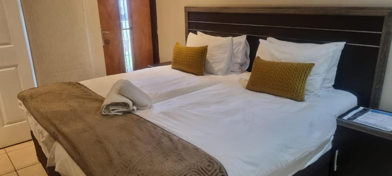 Double or Twin Room with Garden View photo 3
