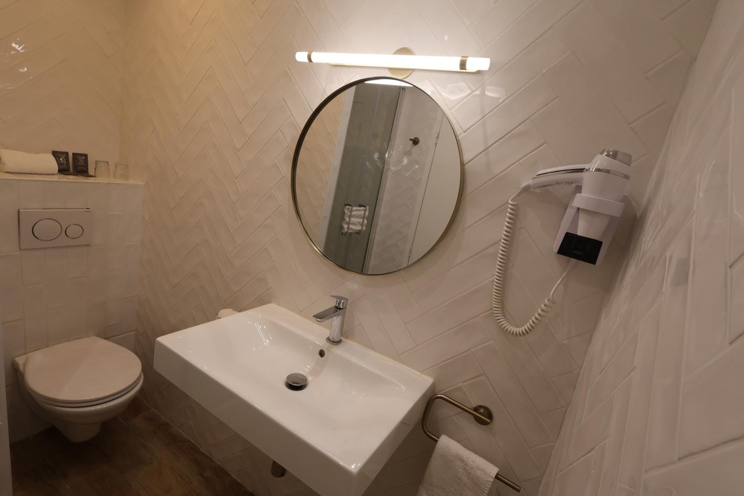 Double Room - Photo 18