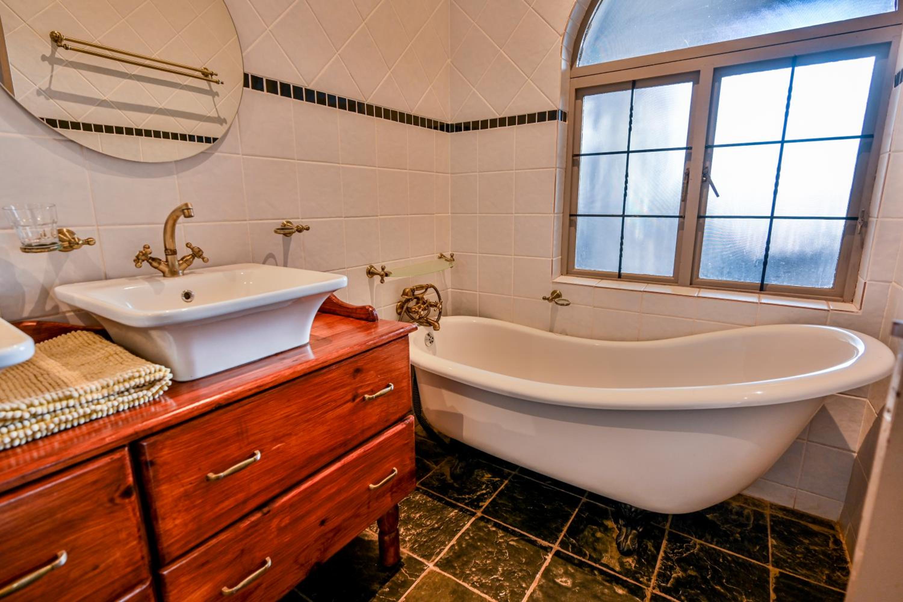 Suite with Balcony - Photo 6