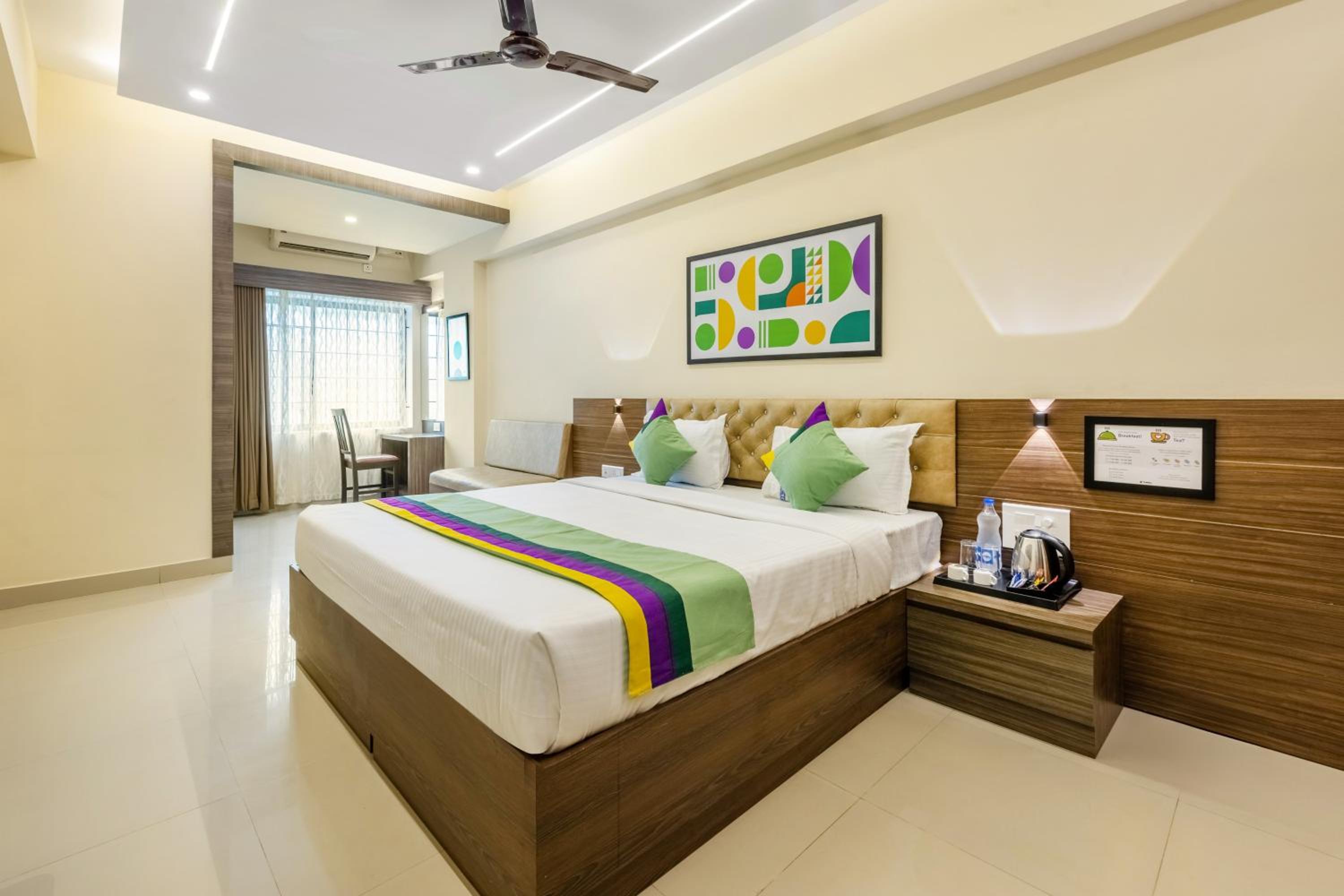 Deluxe Room With Queen Bed