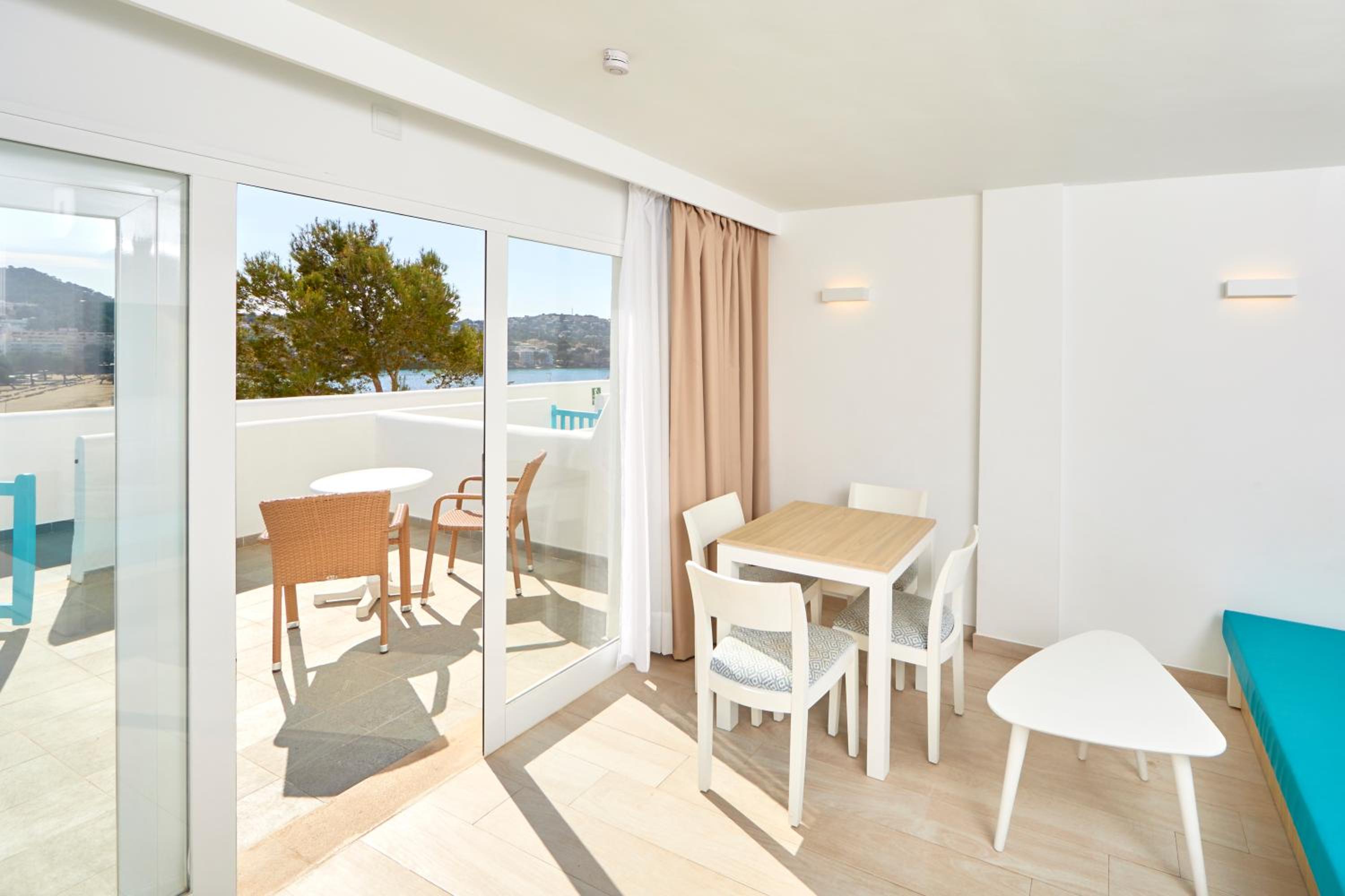 One-Bedroom Apartment with Sea View and Terrace thumbnail 5