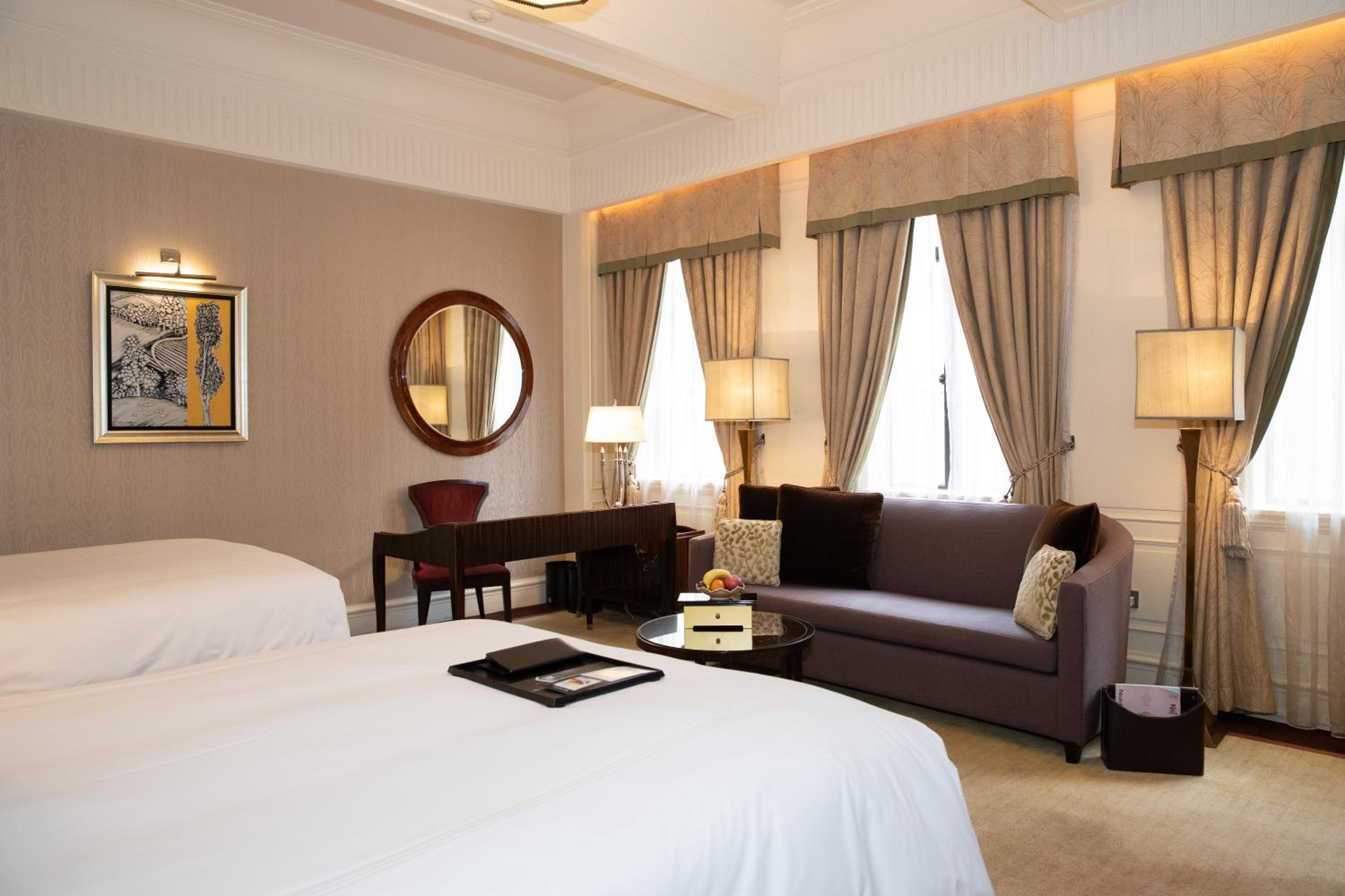 Deluxe Twin Room with Two Queen Beds photo 1