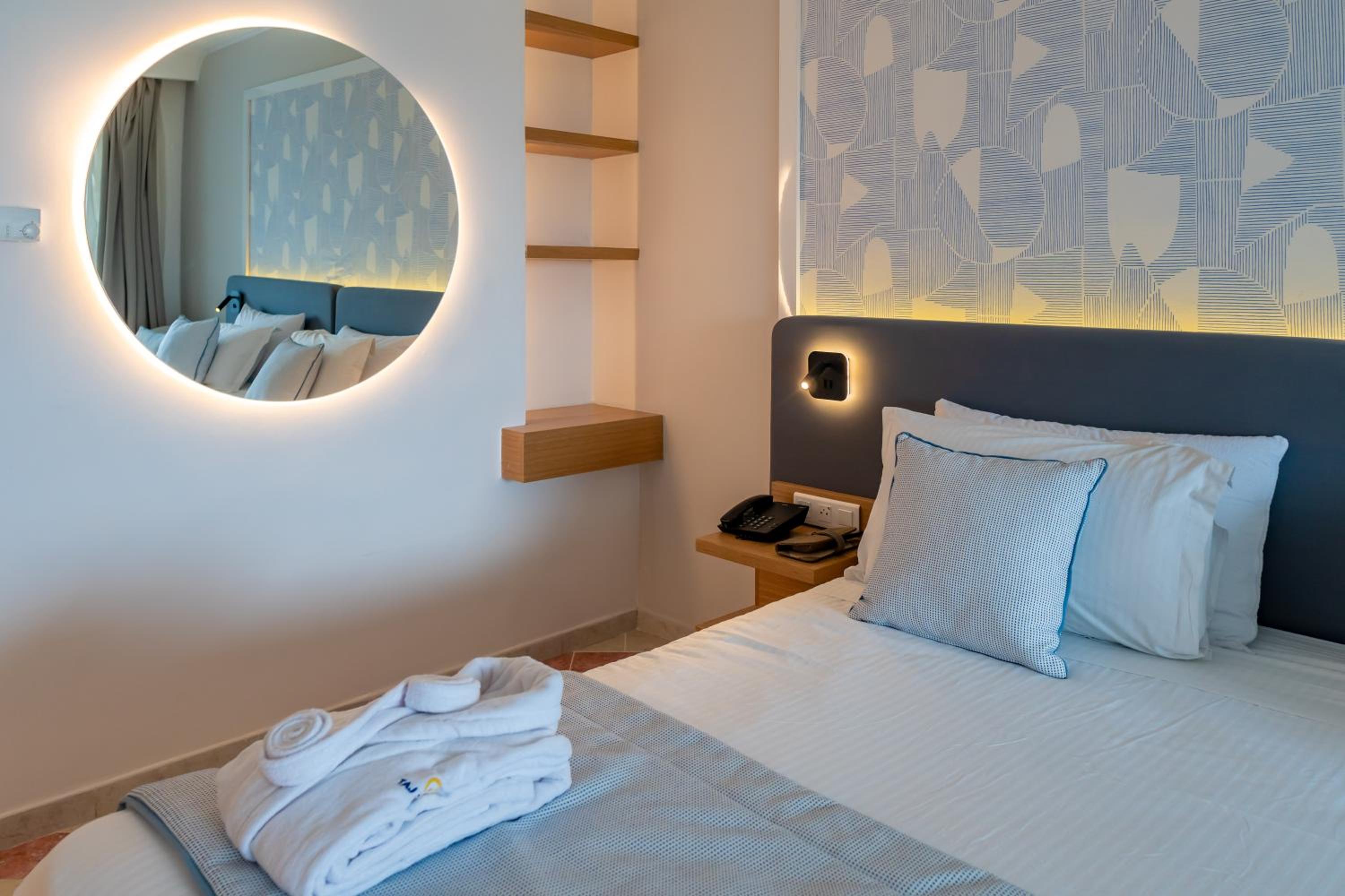 Standard Twin Room with Sea View - Photo 1