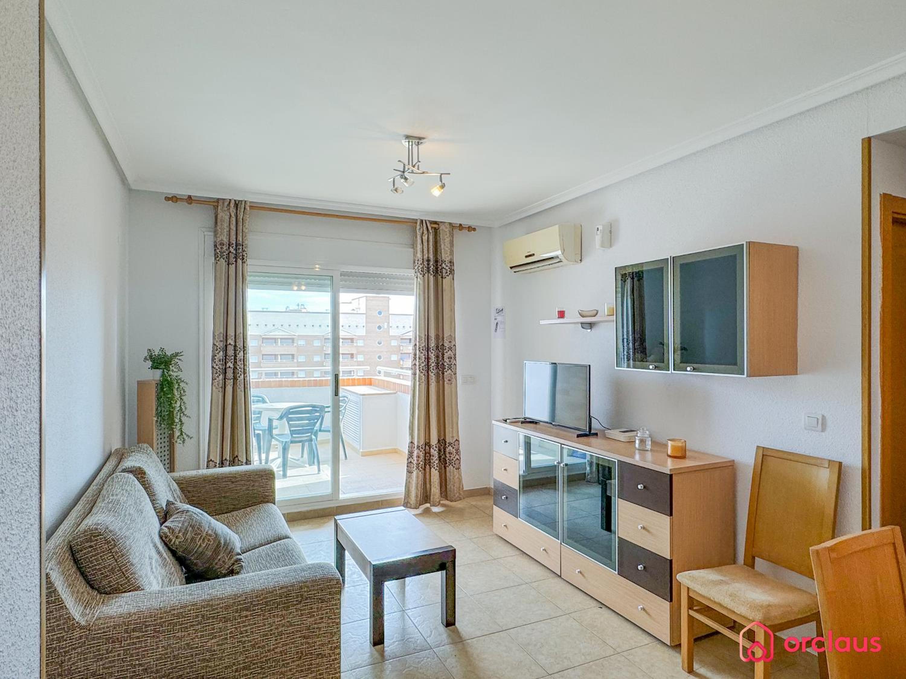Apartamento de dos habitaciones con balcón y vista al mar