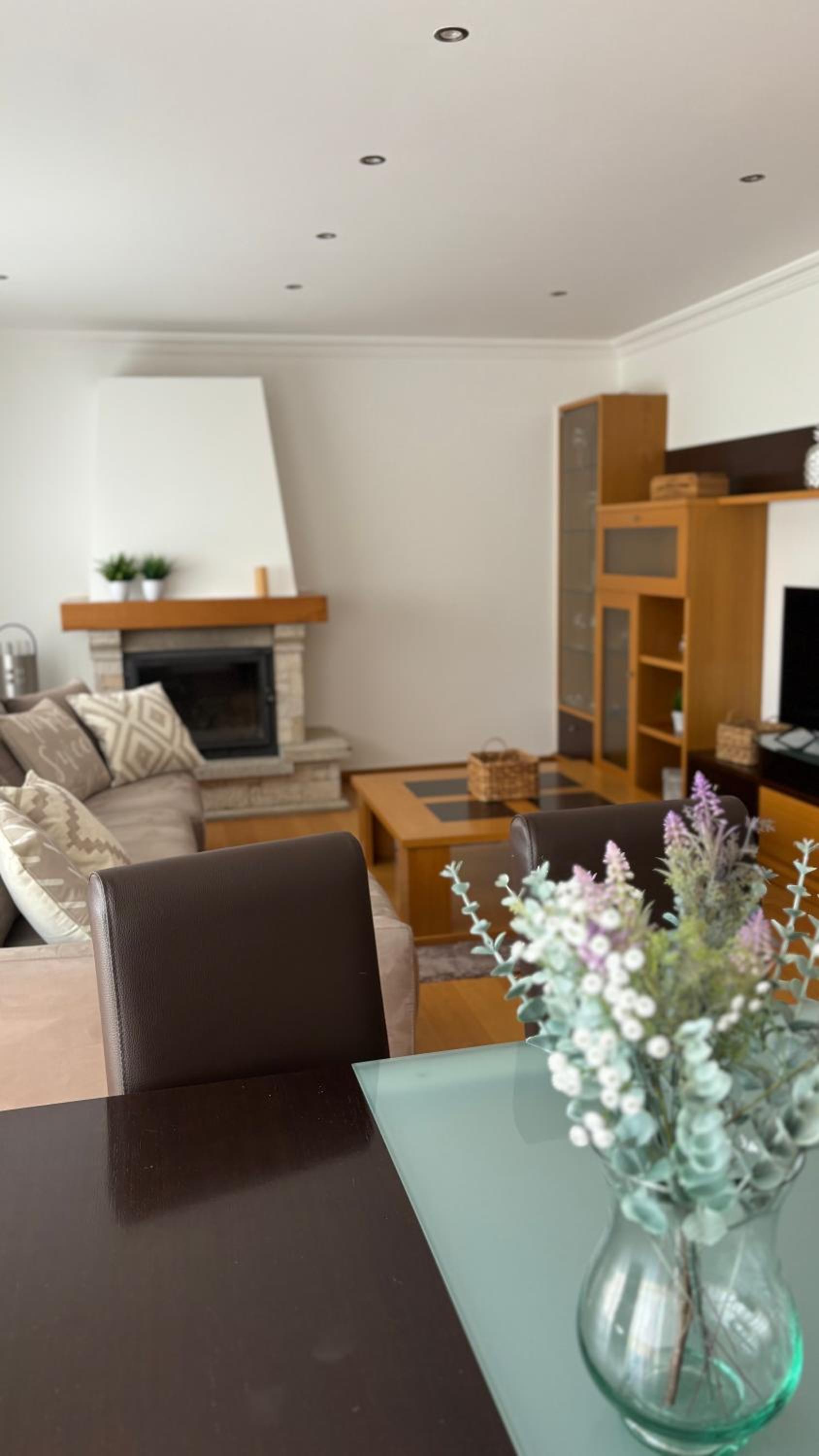 Apartamento de tres habitaciones con balcón