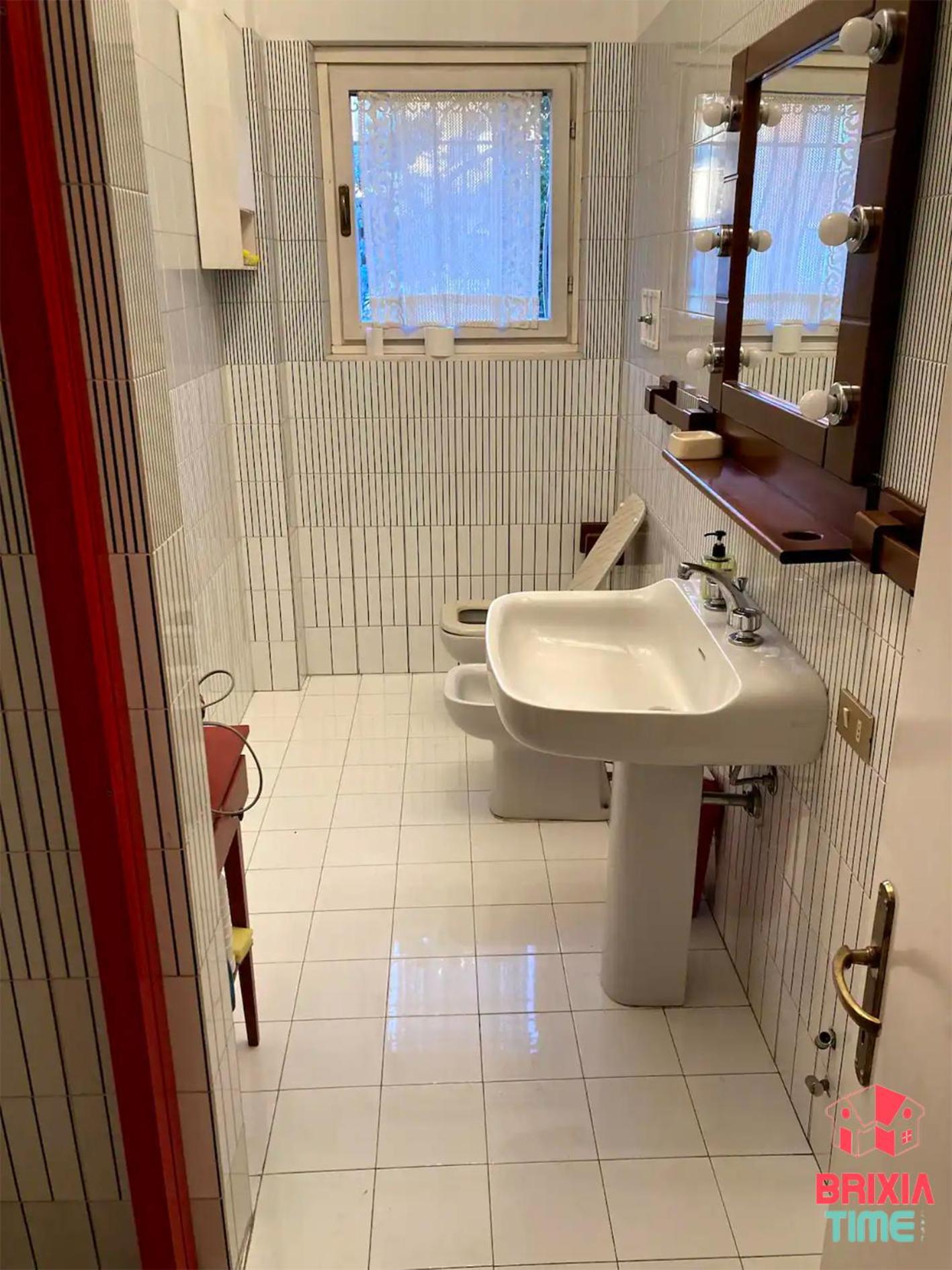 Single Room with Shared Bathroom photo 3