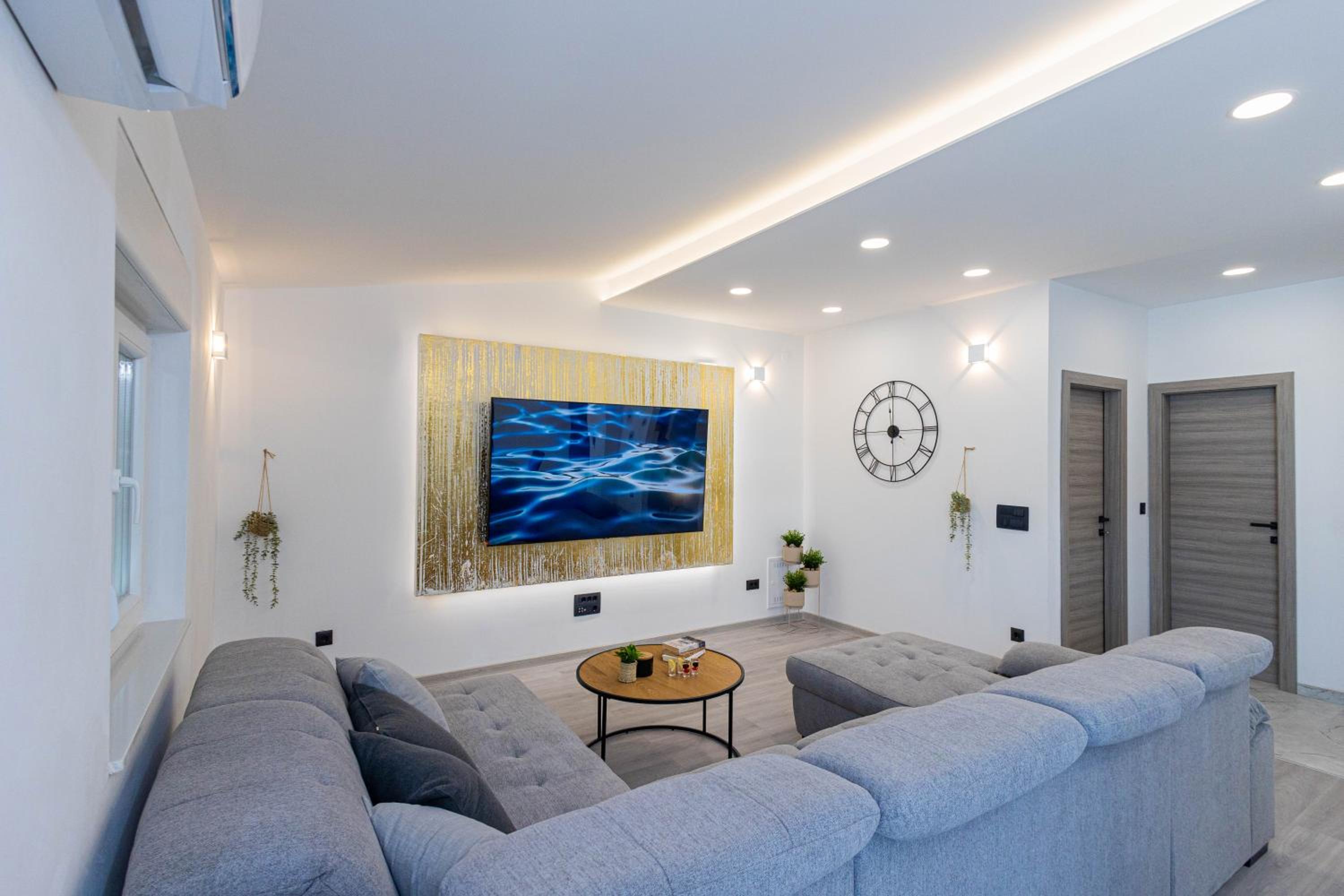 Three-Bedroom Apartment with Sea View photo 1