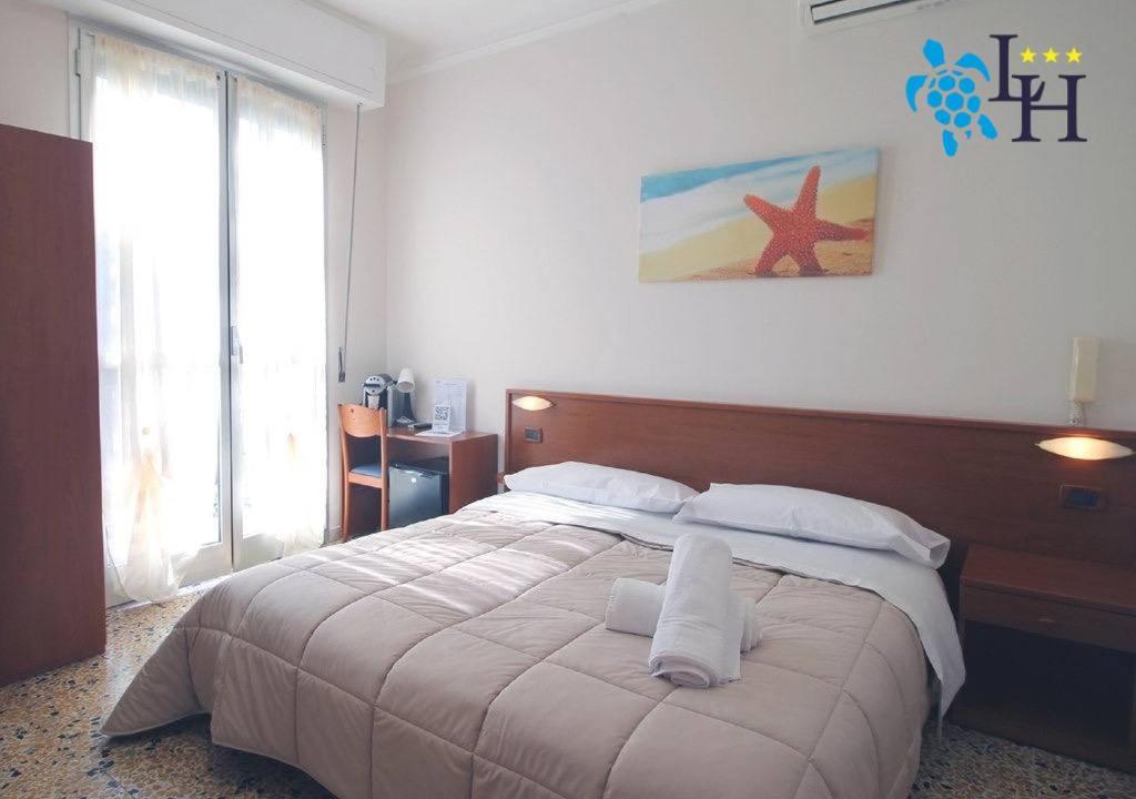 Double or Twin Room with Balcony and Sea View photo 2